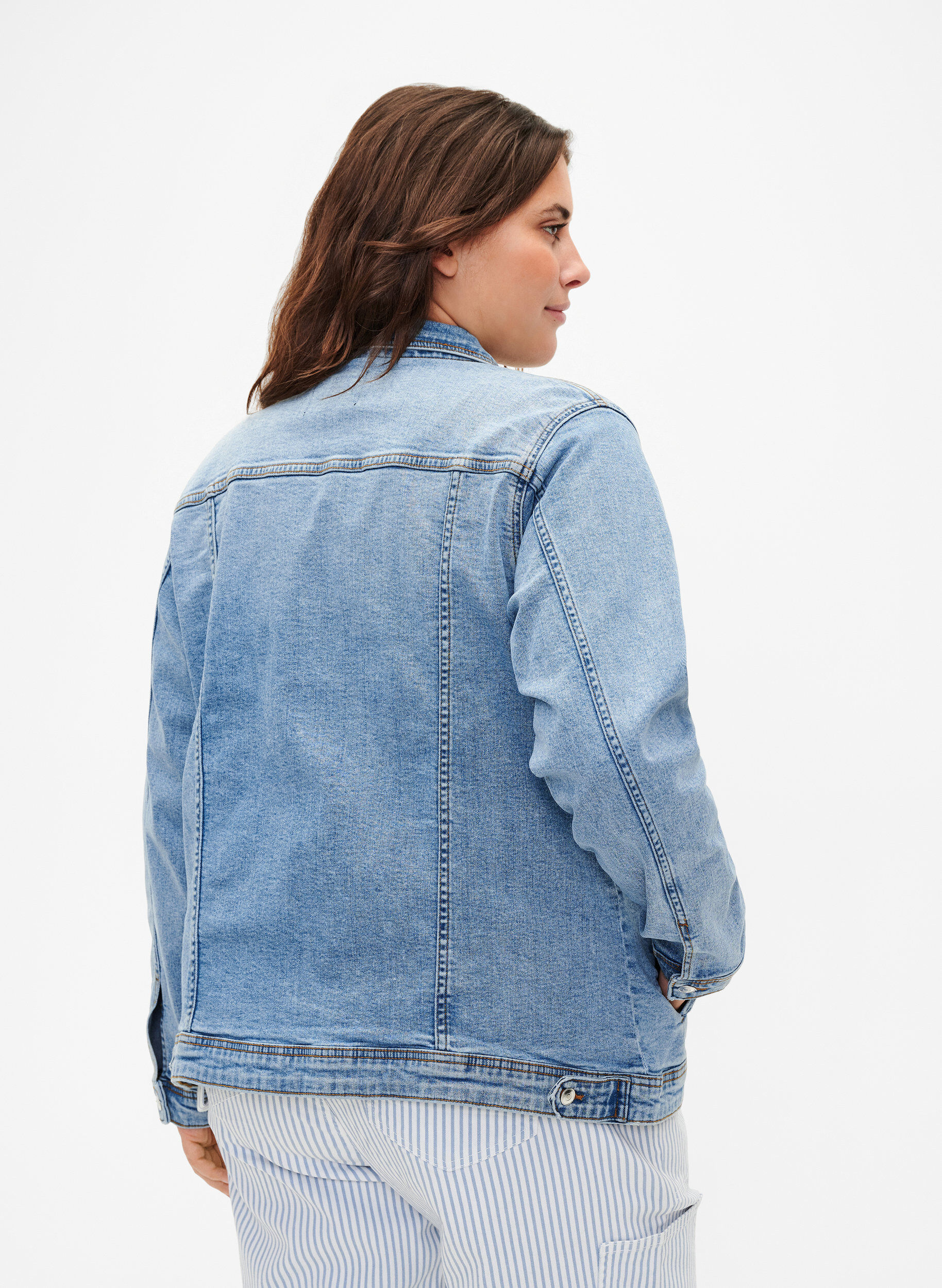 Zizzi Kurze Denim-Jacke aus Baumwolle, Light blue denim, Model image number 1