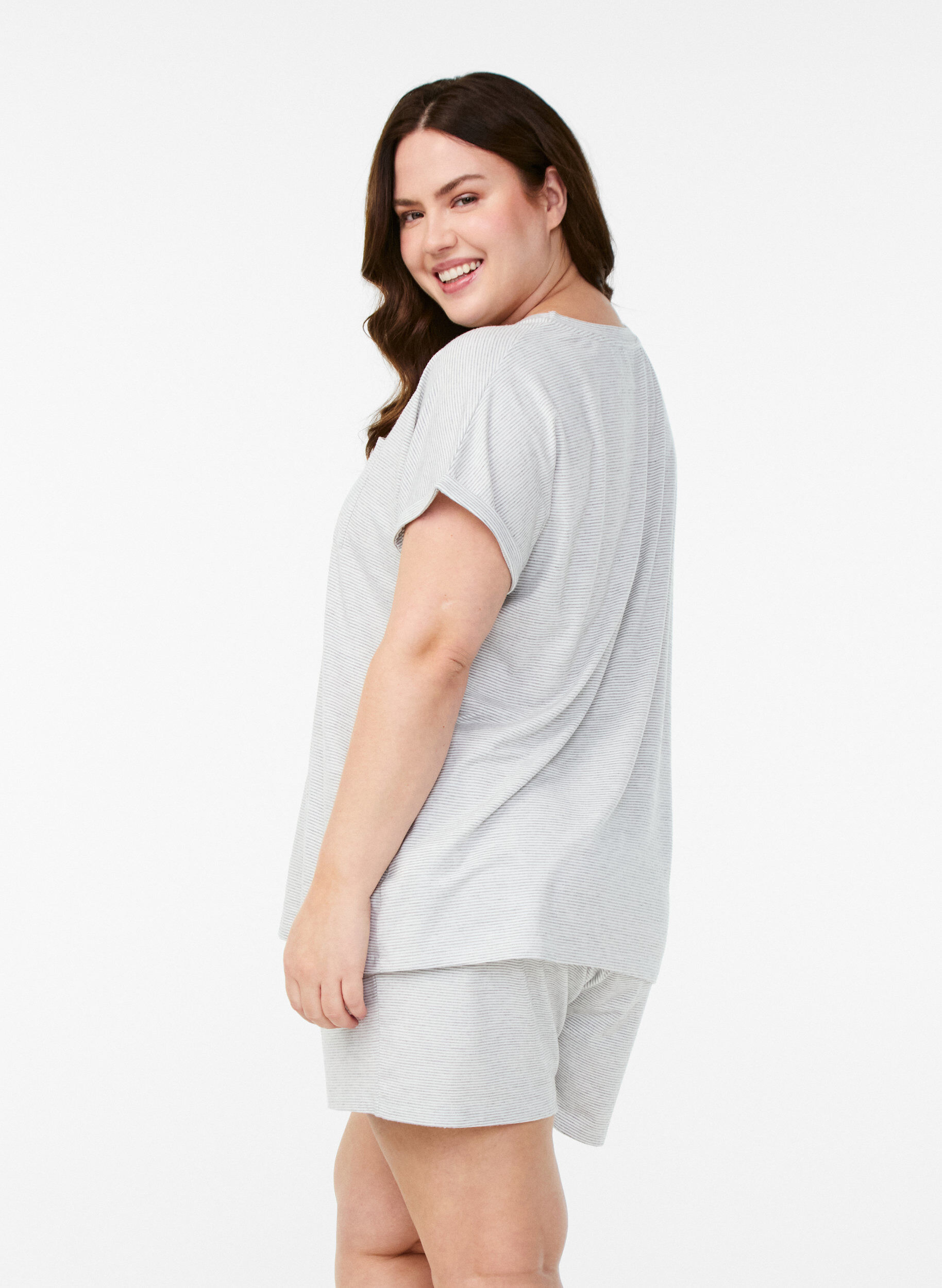 Zizzi Hoch taillierte Pyjama-Shorts mit Streifenmuster, LGM Stripe, Model image number 1