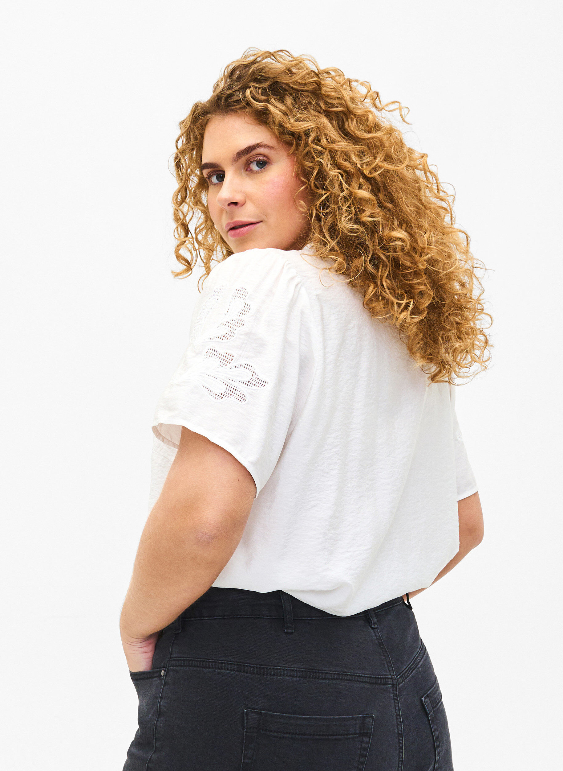 Zizzi  Kurzarm-Bluse aus Viskose mit Stickerei, Wei&szlig;, Model image number 2