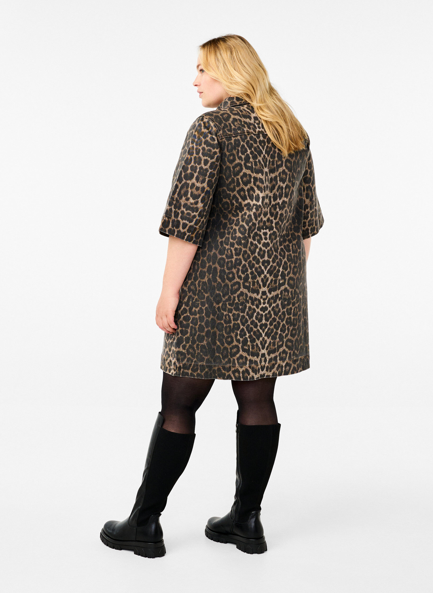 Zizzi Kurz&auml;rmliges Denim-Kleid mit Leopardenprint, LEO AOP, Model image number 1