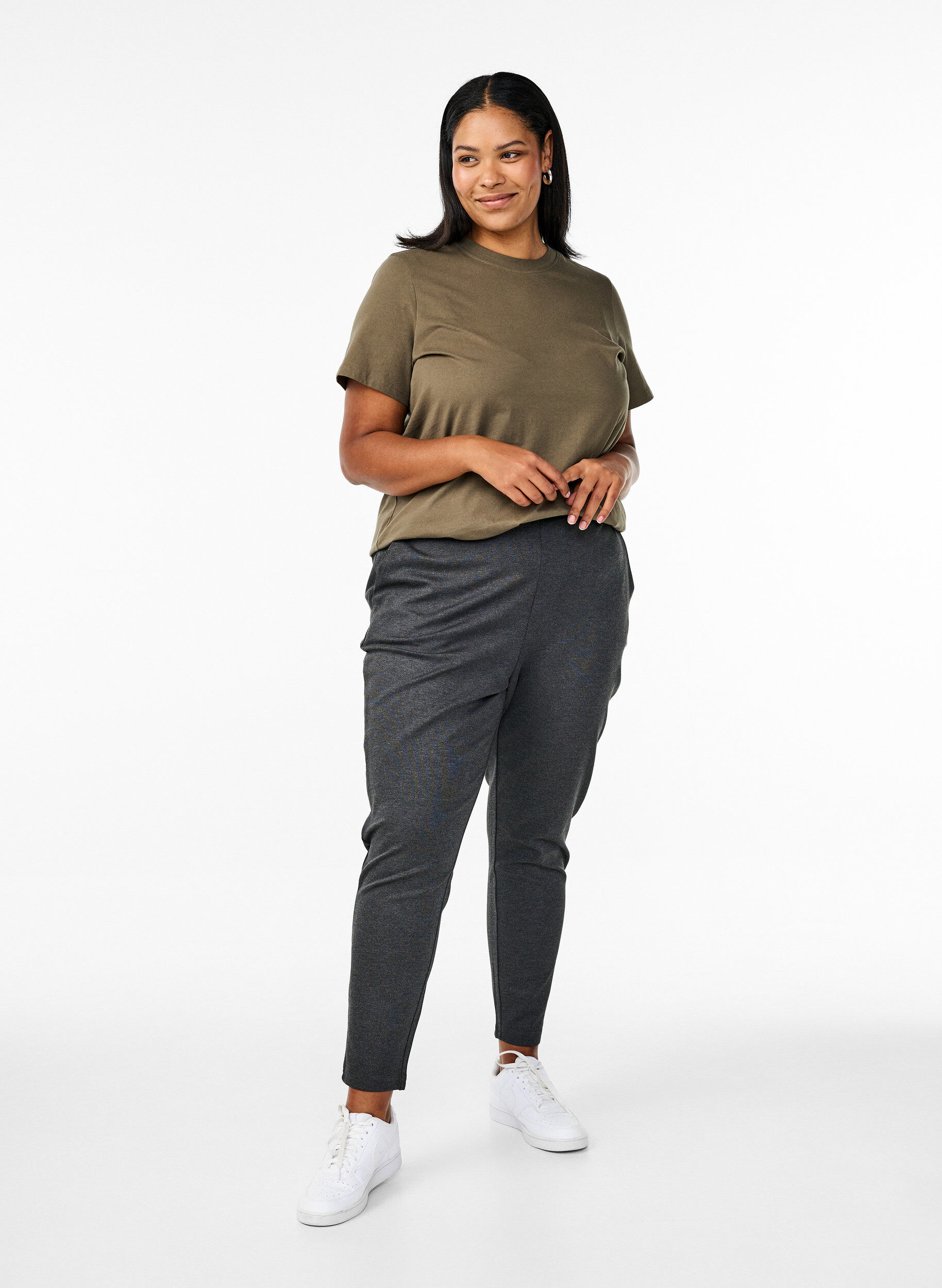 Zizzi Basic T-Shirt aus Baumwolle mit Rundhalsausschnitt, Gr&uuml;n, Model image number 1