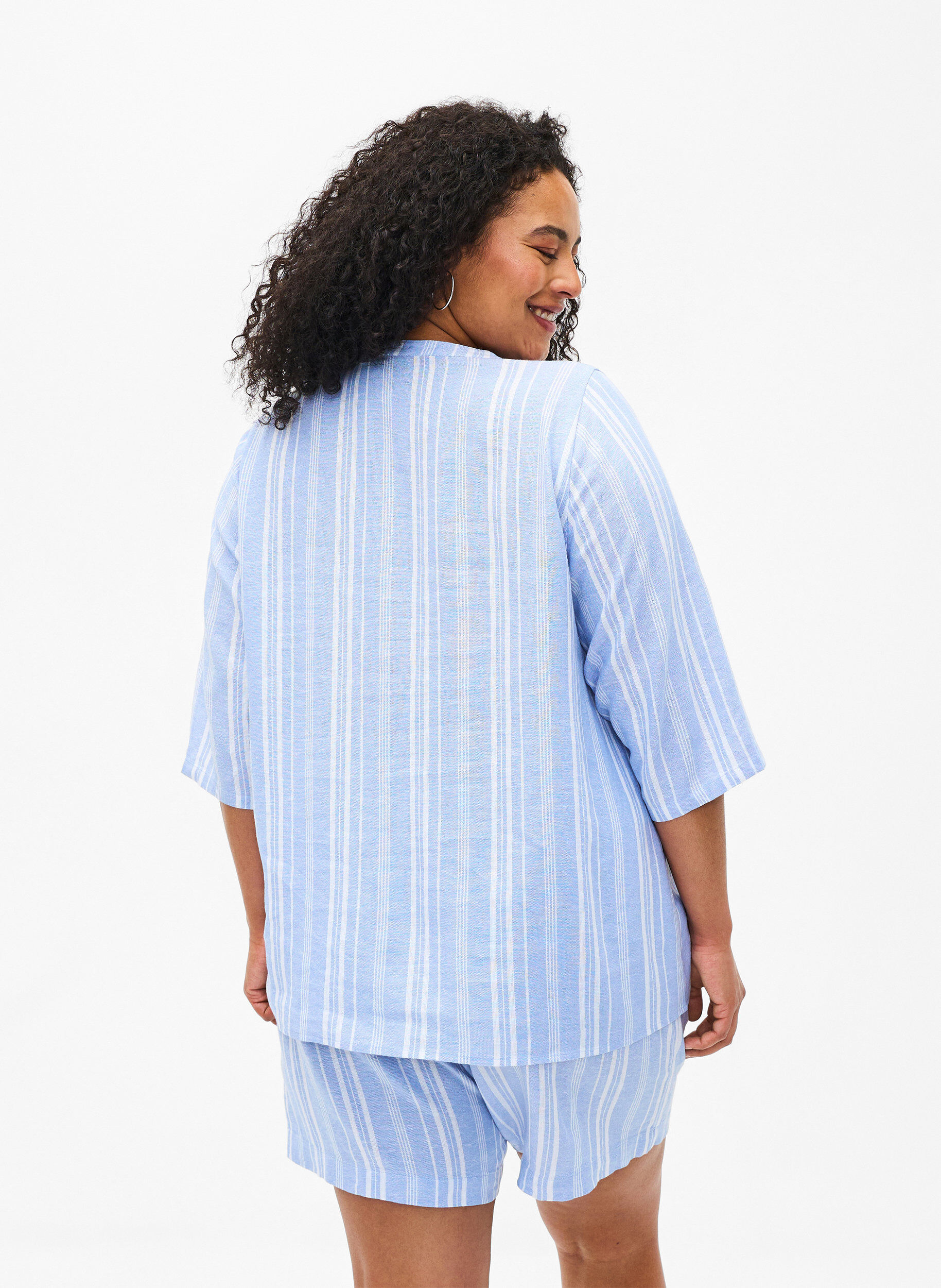 Zizzi Gestreifte Bluse aus einer Leinen-Viskose-Mischung, Blau, Model image number 2