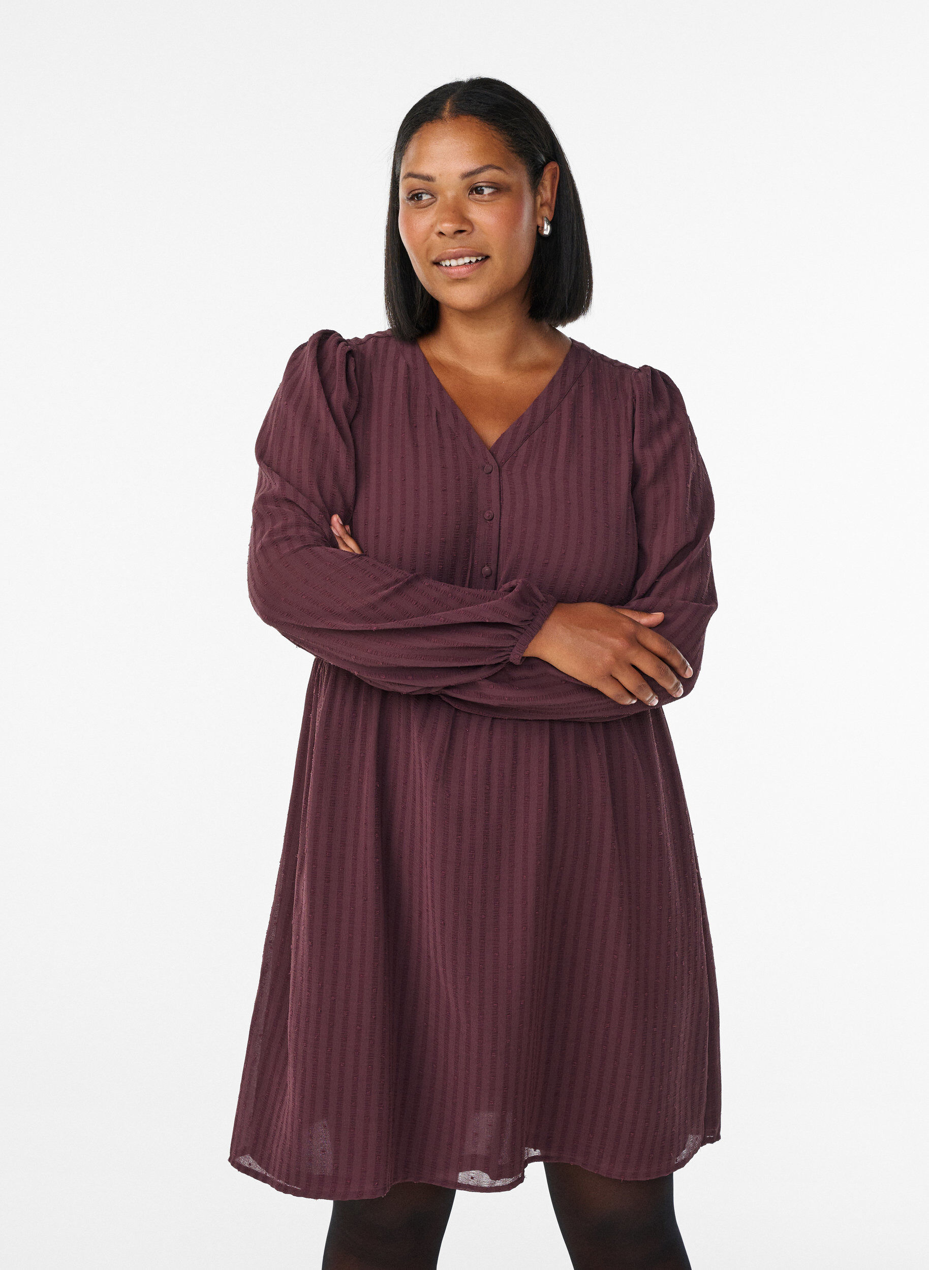 Kurzes Kleid mit Ton-in-Ton-Streifen und texturierten Punkten, Dunkles Bordeaux, Model