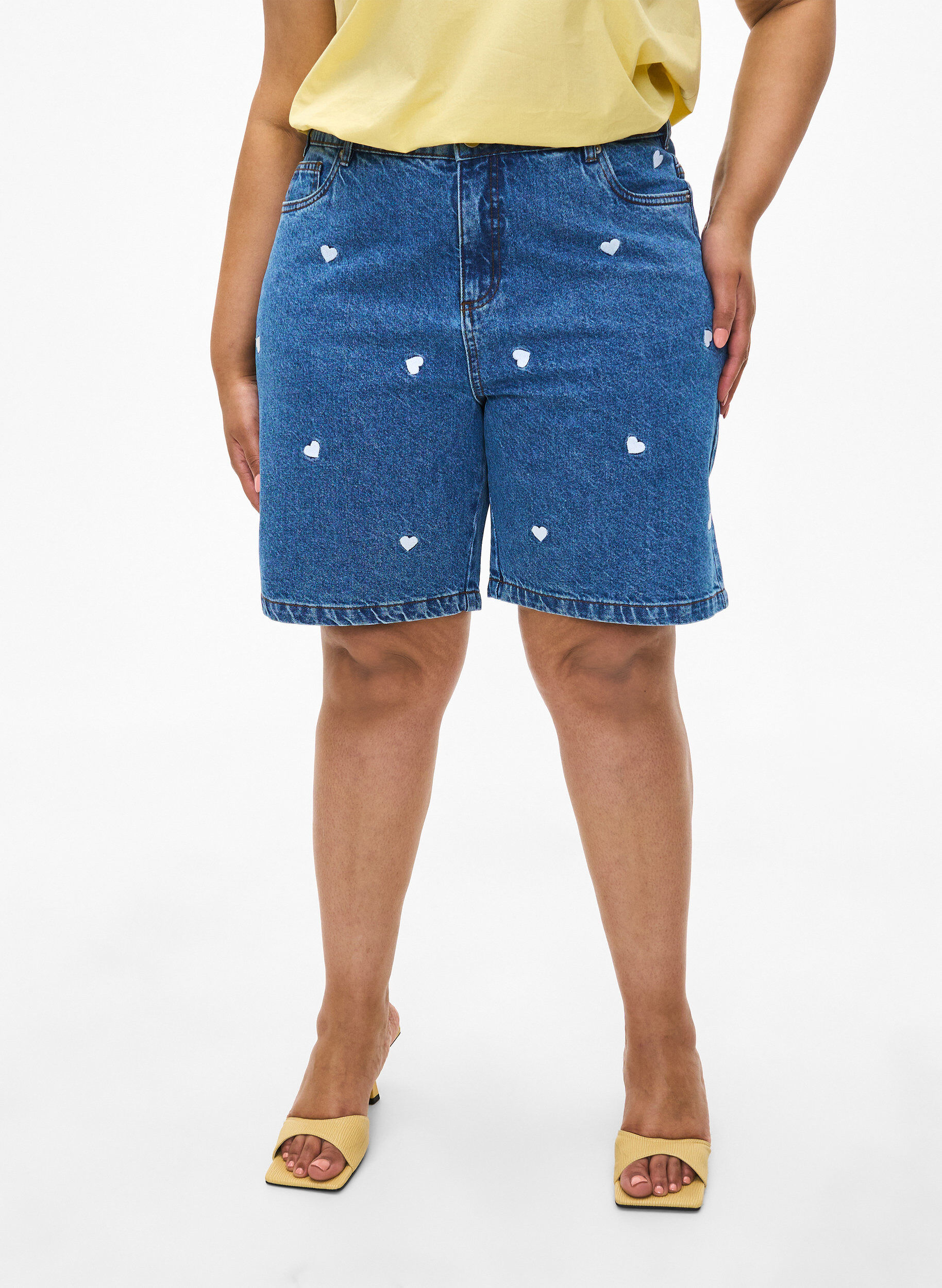 Zizzi Denim-Shorts mit hoher Taille und mit Herzen bestickt, Blau, Model image number 3