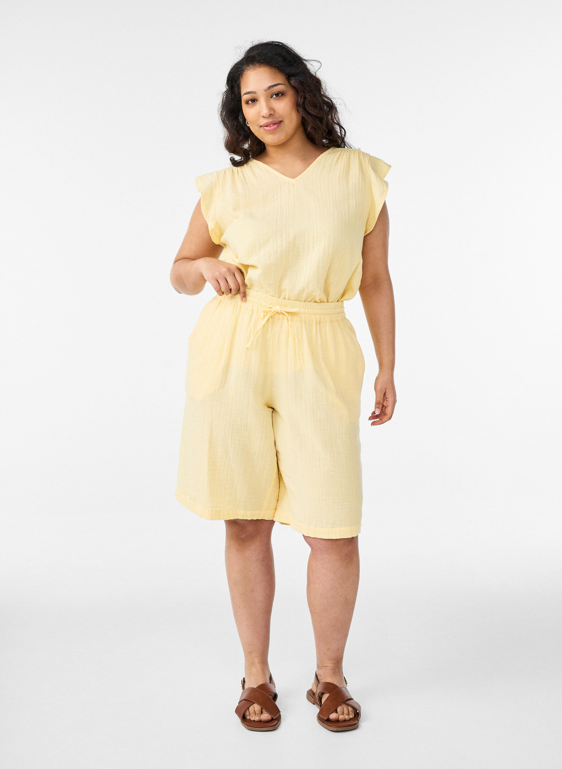 ZizziLockere Shorts aus Baumwollmusselin mit hoher Taille, Gelb, Model image number 1
