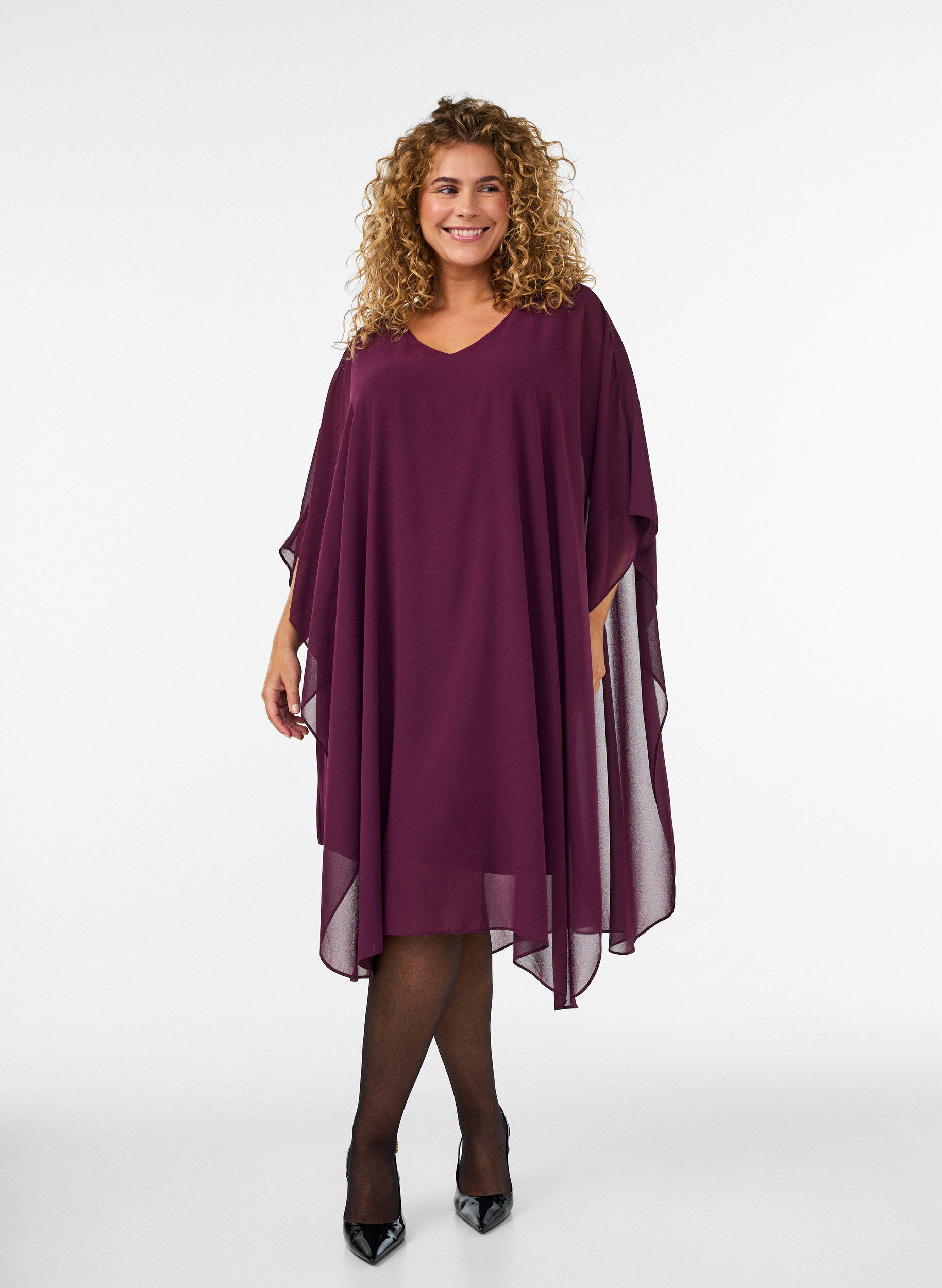Kurzes Chiffonkleid mit V-Ausschnitt, Lila, Model