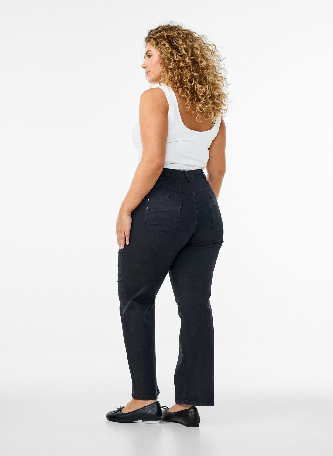 ZizziGemma Jeans in Regular Fit mit hohem Bund, Schwarz, Model image number 1