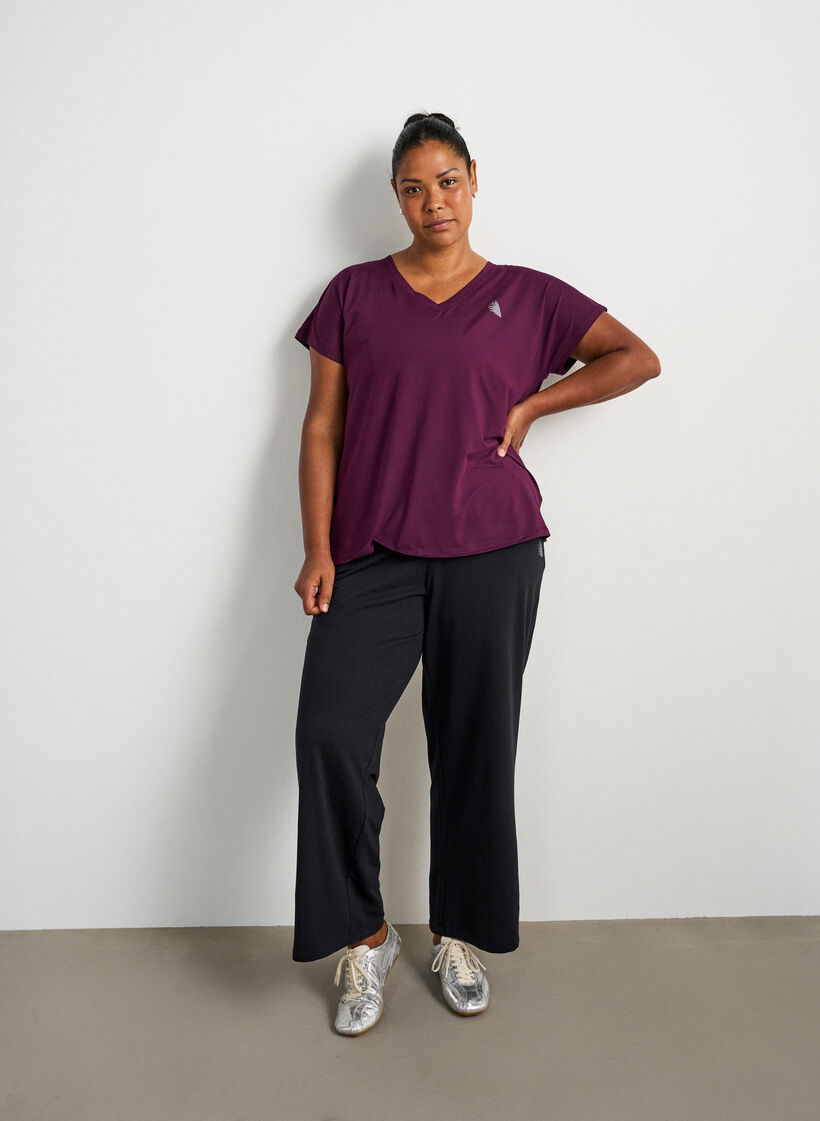 Lockeres Trainings-T-Shirt mit V-Ausschnitt, Lila, Model image number 1