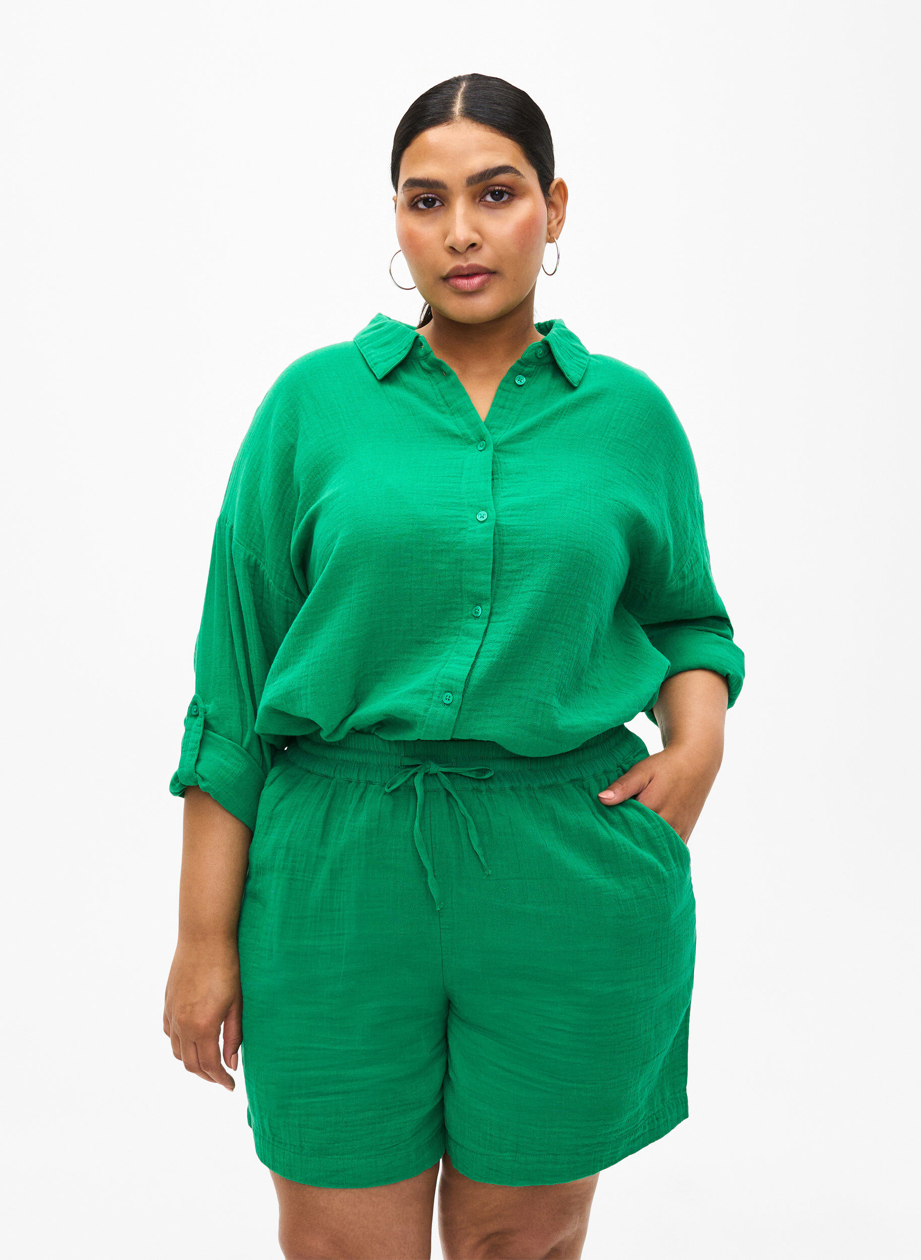 Zizzi Kurze Hosen mit Taschen aus Baumwoll-Musselin, Jolly Green, Model image number 0