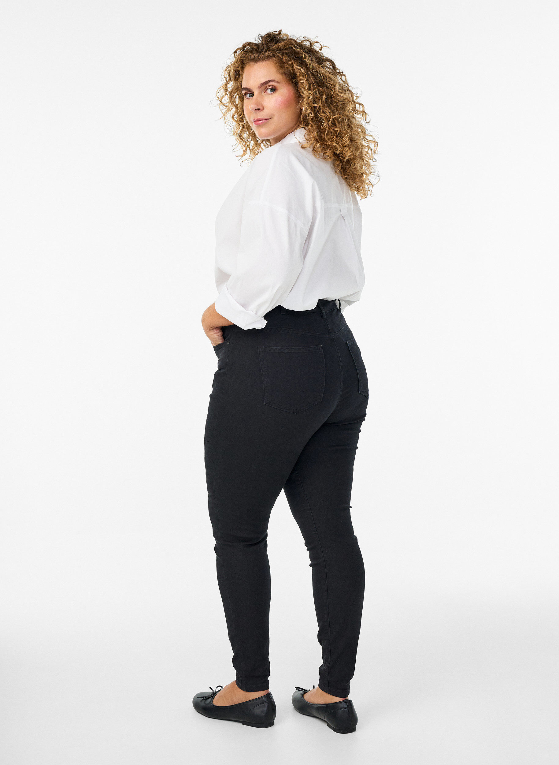 ZizziAmy Super Slim Fit Jeans mit hoher Taille, Schwarz, Model image number 1