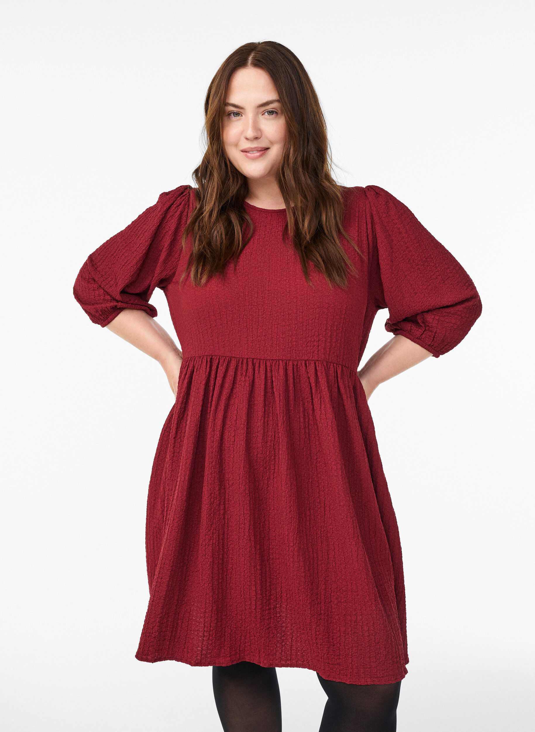 Zizzi FLASH - Kurzes Kleid aus strukturiertem Stoff mit 3/4-&Auml;rmeln, Dunkles Bordeaux, Model image number 0