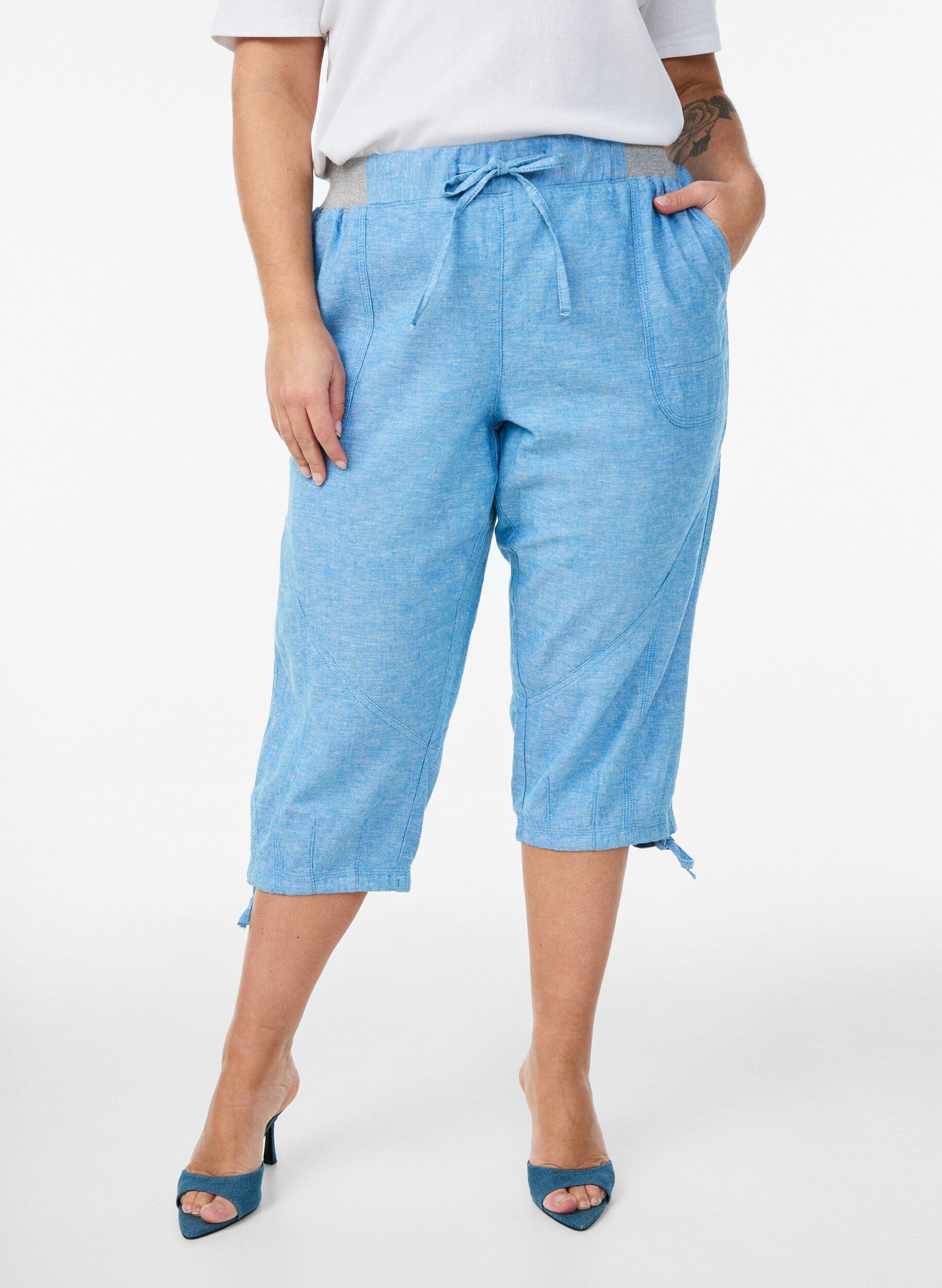 Zizzi Caprihose aus Baumwolle und Leinen mit elastischem Bund und Bindeband, Blau, Model image number 2