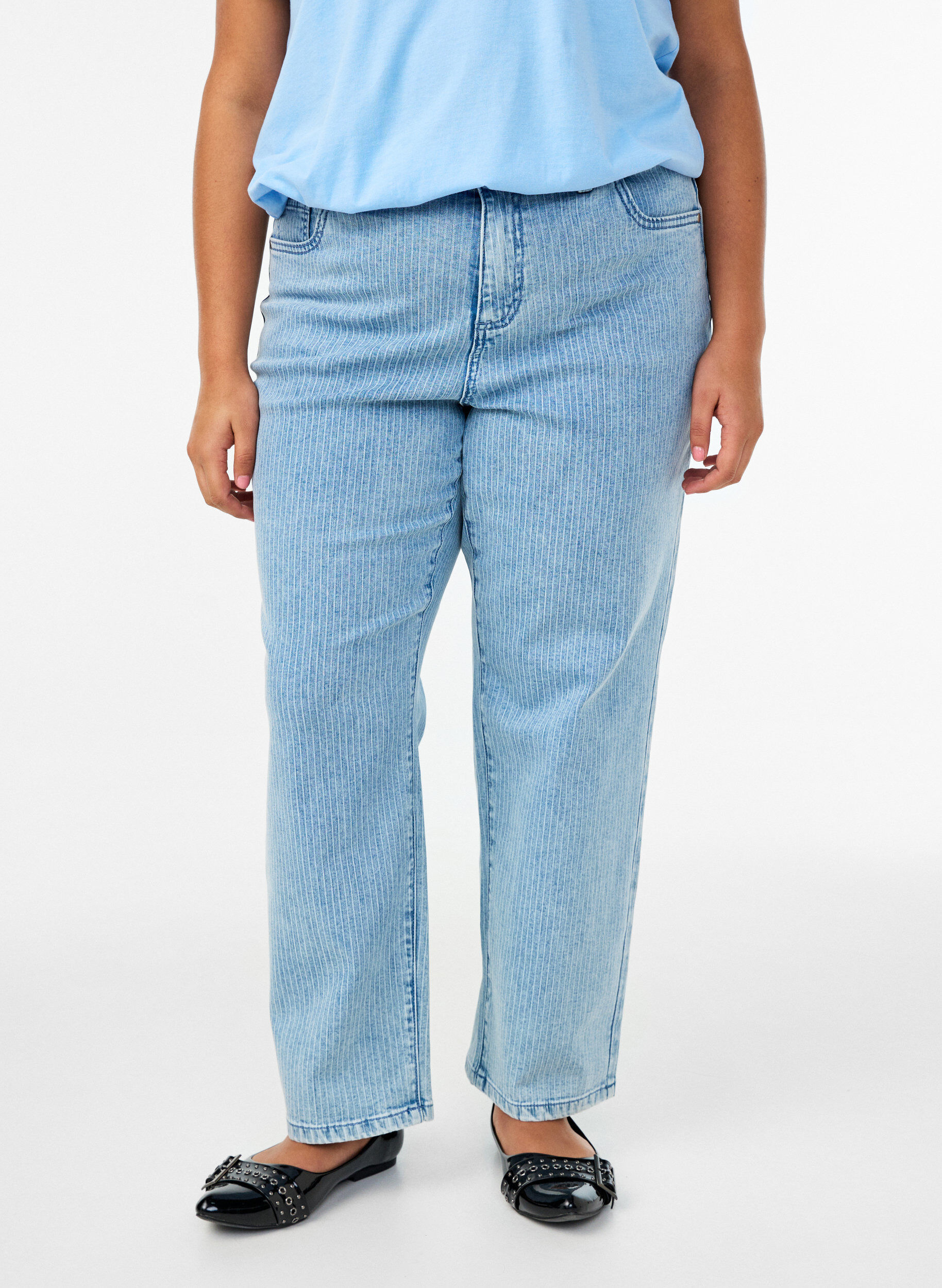 Zizzi Nadelstreifenjeans mit gerader Passform, Blau, Model image number 2