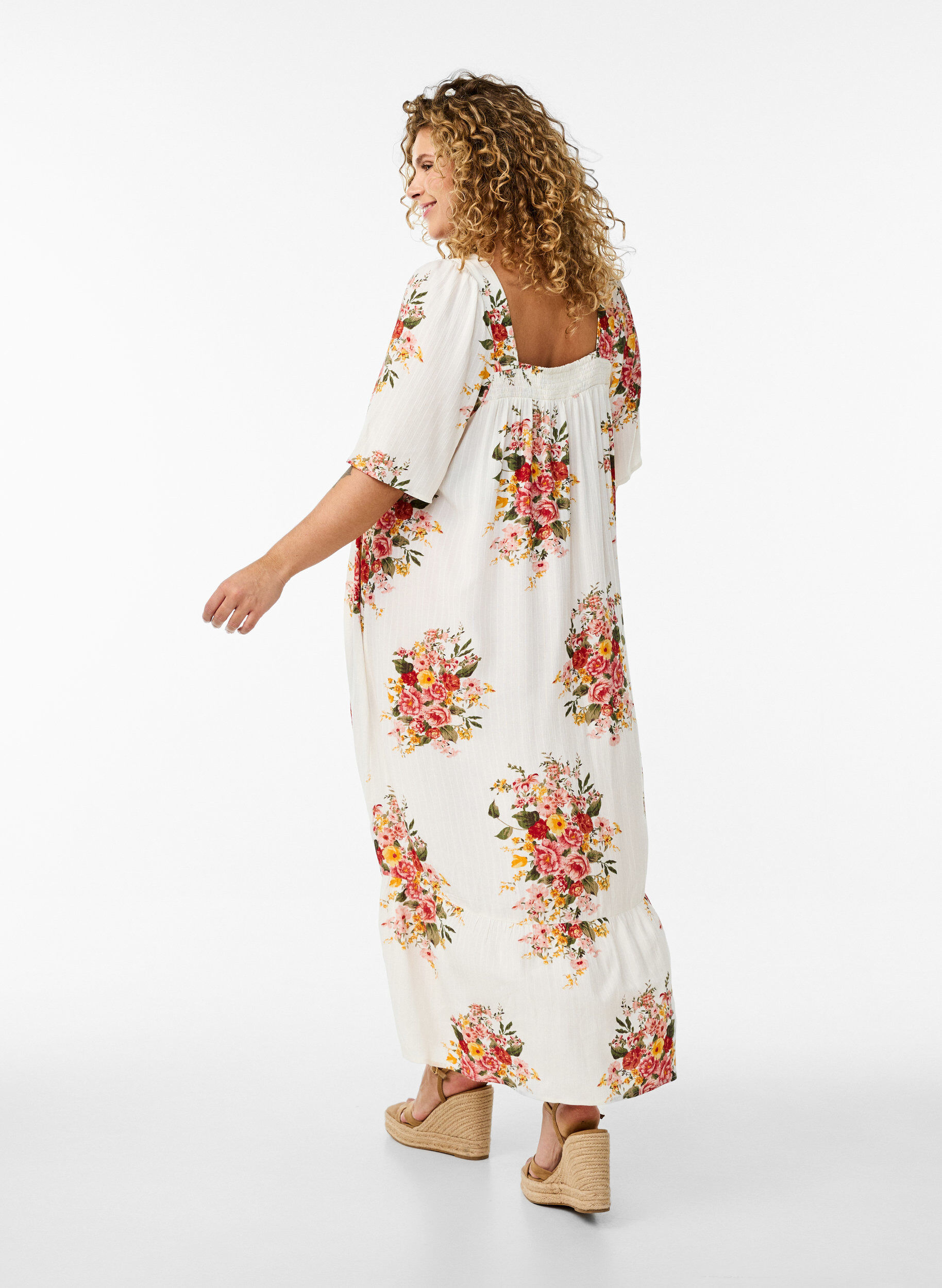 Zizzi Langes Kleid mit eckigem Ausschnitt und floralen Mustern, Vanille, Model image number 1