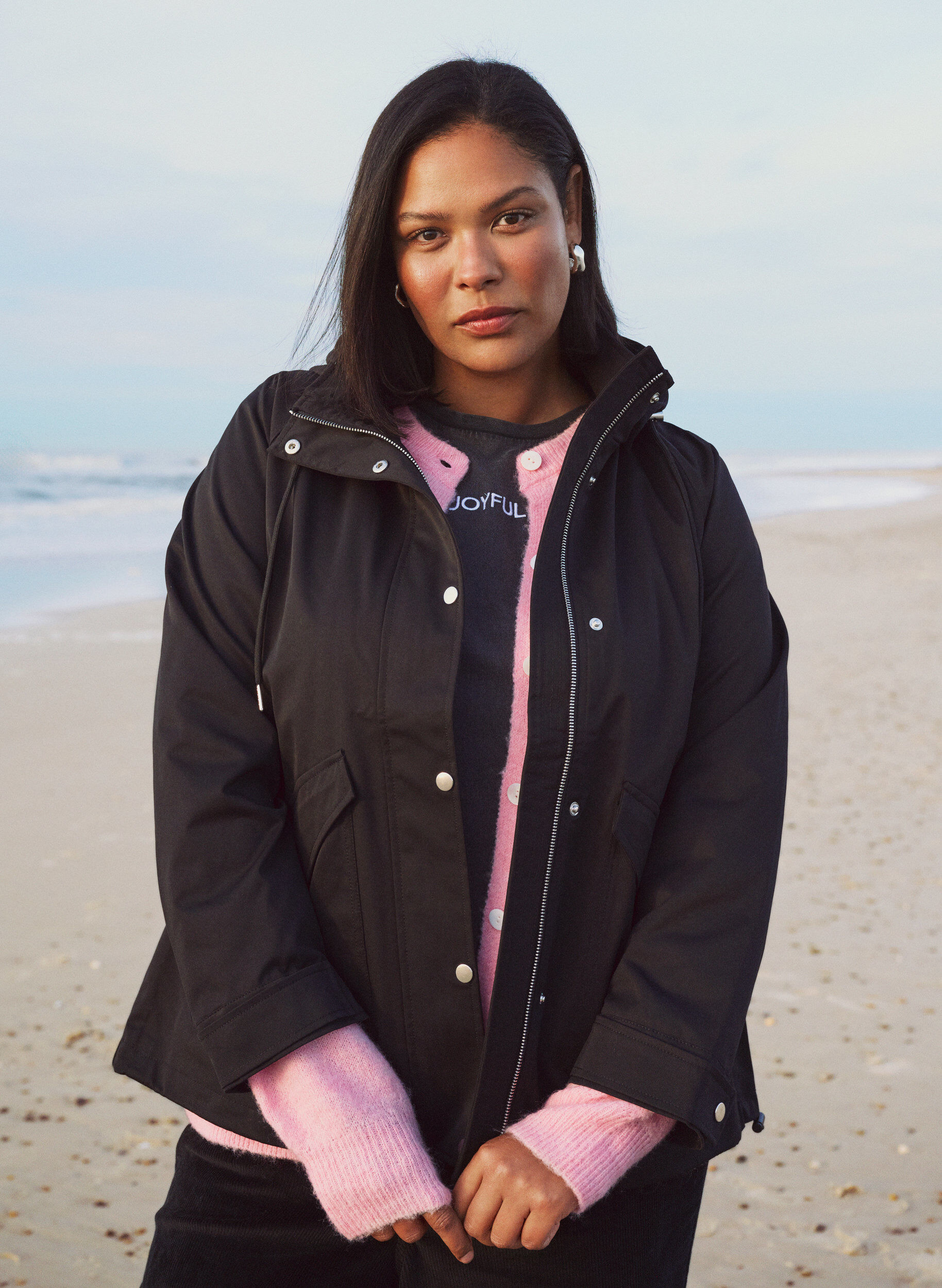 Zizzi Kurze Fr&uuml;hlingsjacke mit abnehmbarer Kapuze, Schwarz, Image image number 0