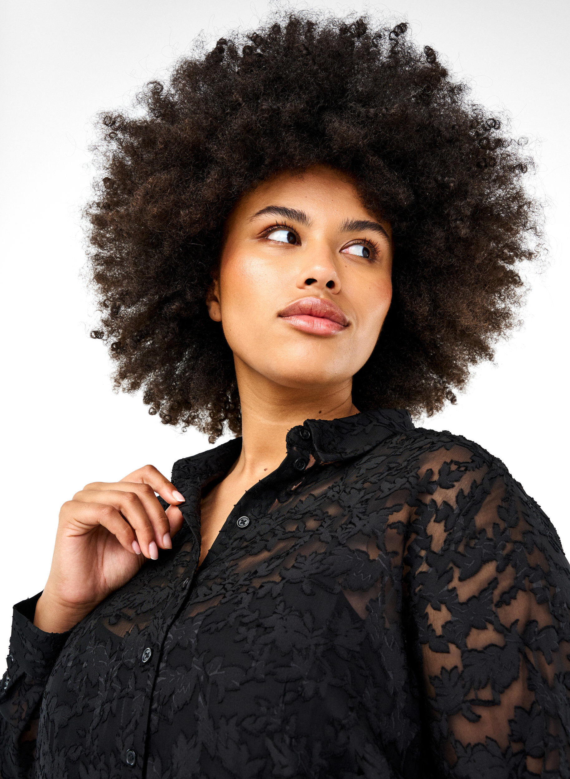 Zizzi Jacquard-Bluse mit Kn&ouml;pfen, Black, Model image number 2
