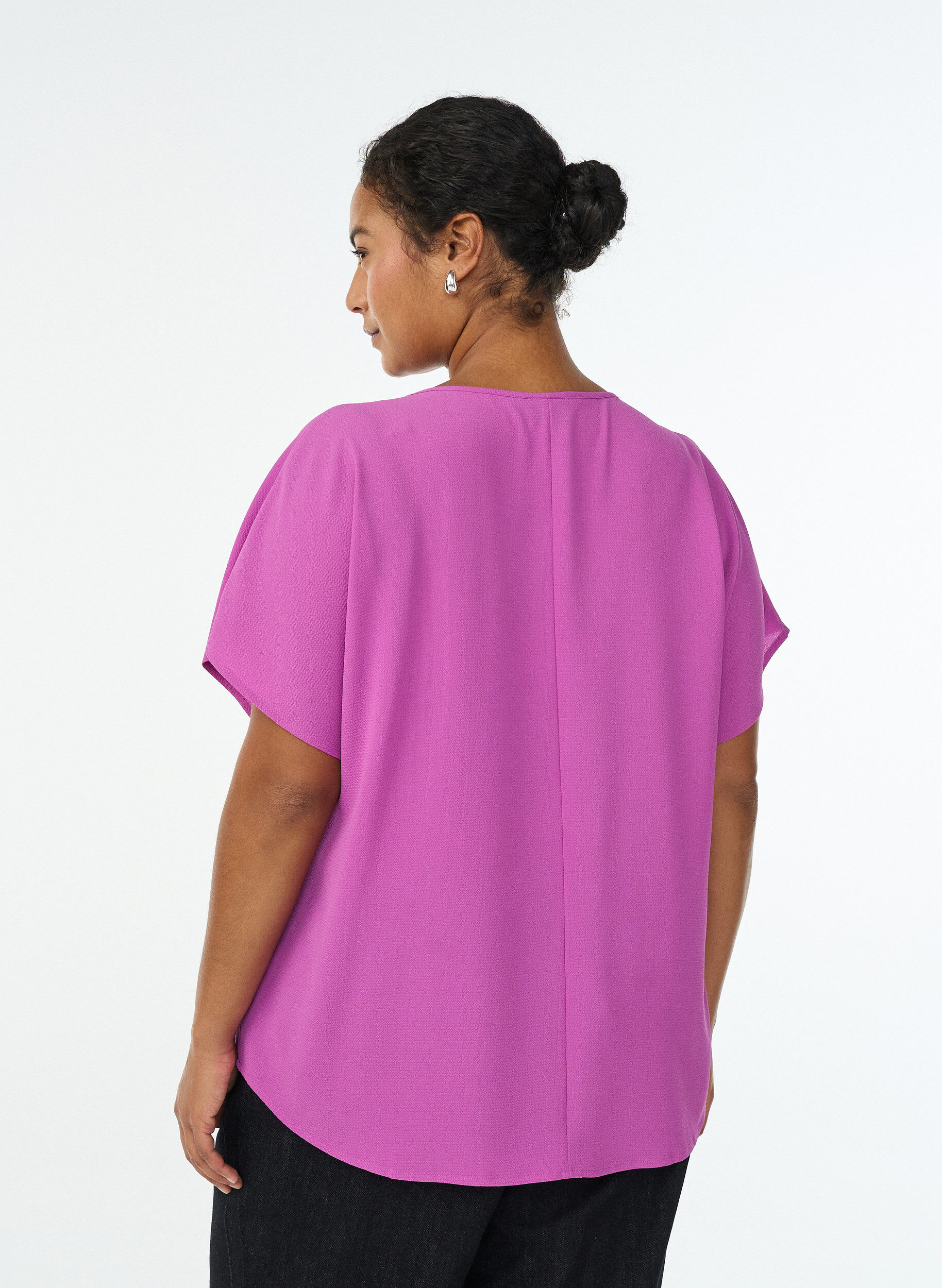 Zizzi Bluse mit kurzen &Auml;rmeln und Rundhalsausschnitt, Lila, Model image number 2