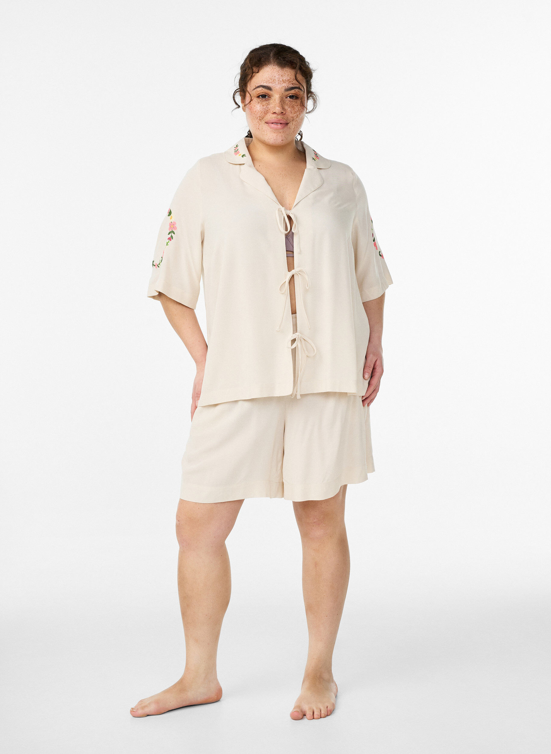 Zizzi Pyjamaoberteil aus Viskose mit Bindeband und Blumenmuster, Beige, Model image number 1