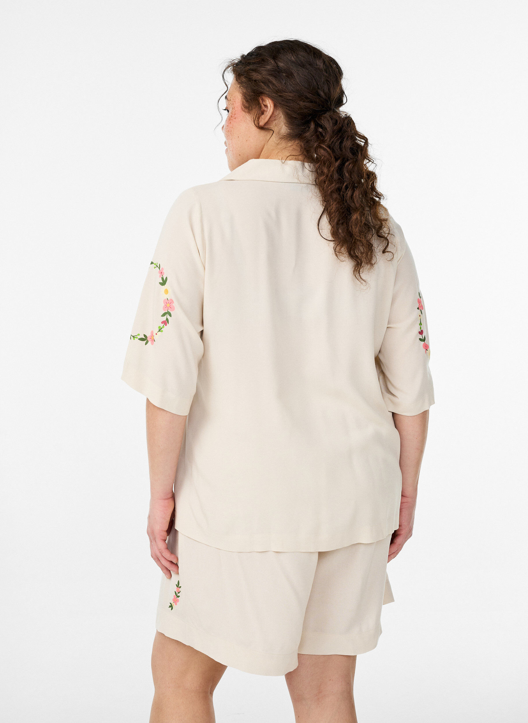 Zizzi Pyjamaoberteil aus Viskose mit Bindeband und Blumenmuster, Beige, Model image number 2