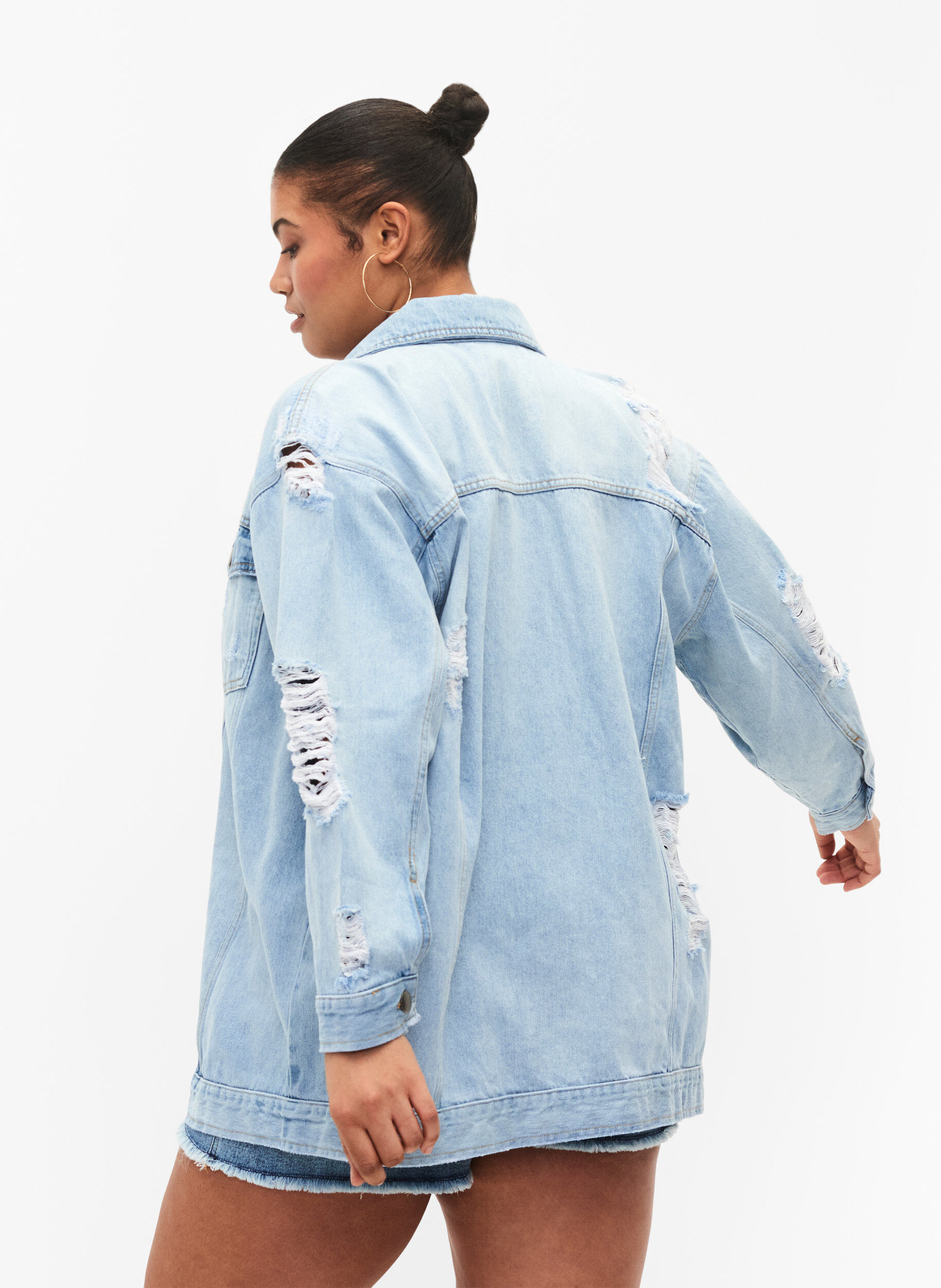Zizzi Locker sitzende Jeansjacke mit Abnutzungsdetails, Light blue denim, Model image number 1