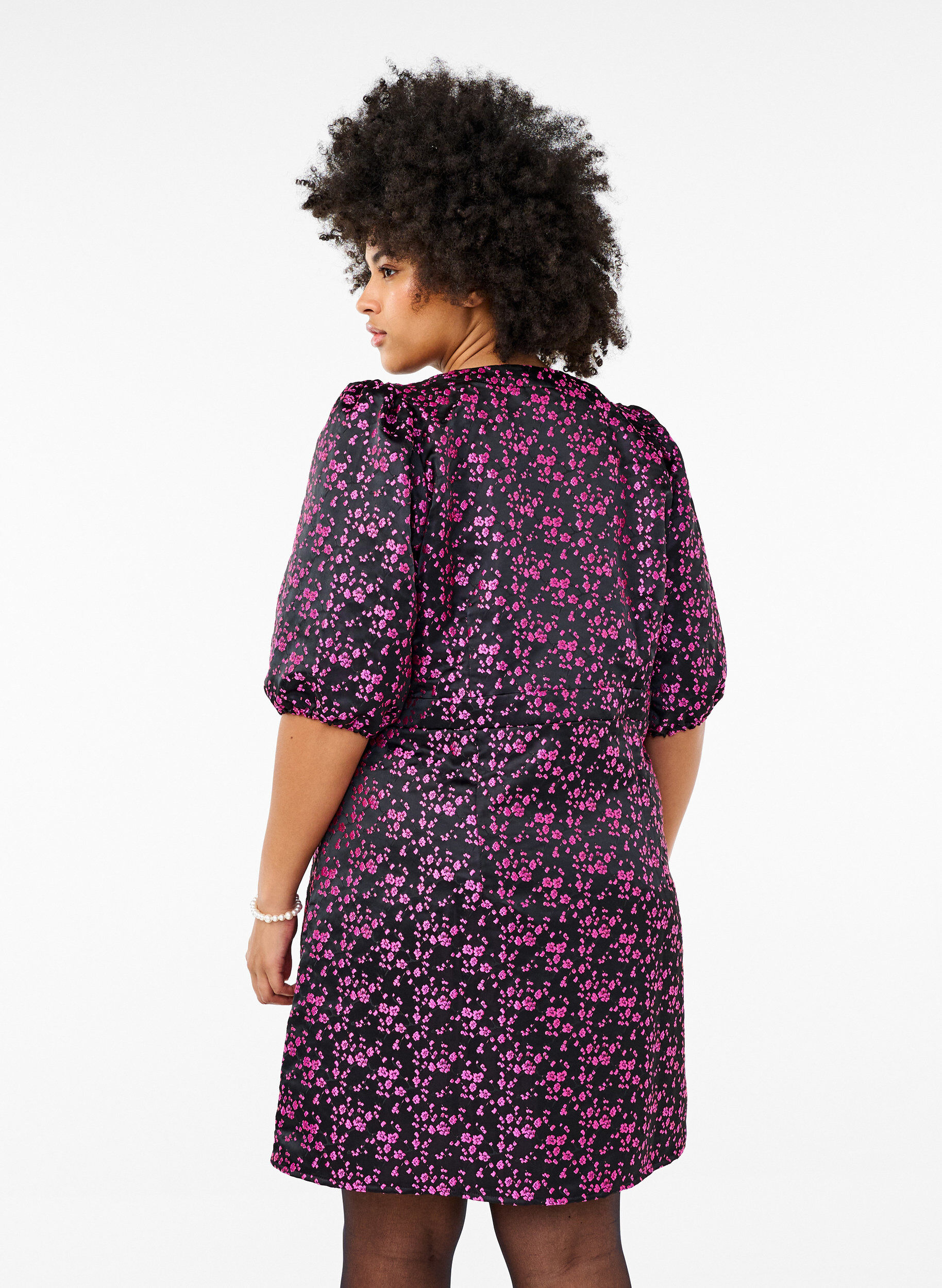 Zizzi Knielanges Kleid mit aufgestickten Blumen, Black Pink Flower, Model image number 1