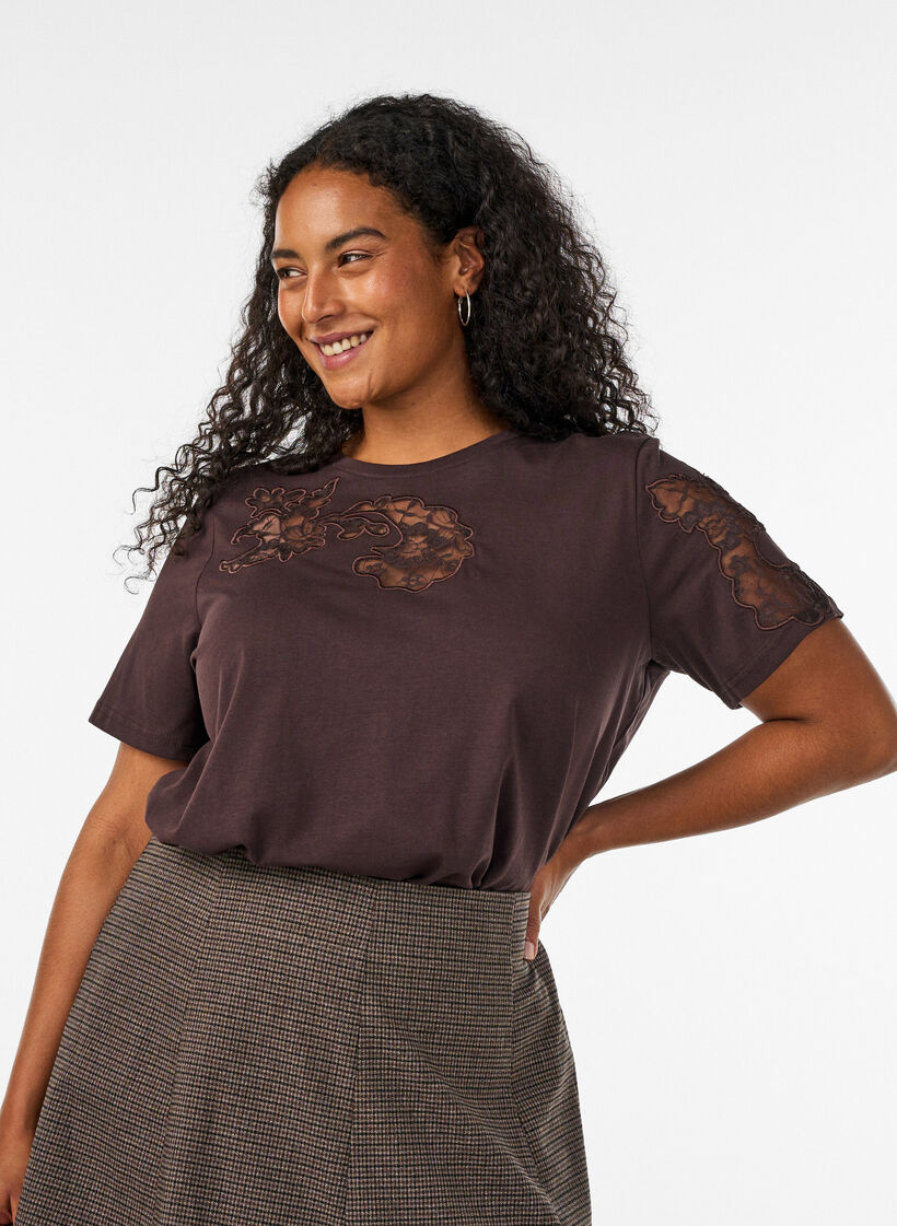 T-Shirt aus Baumwolle mit Spitzenapplikationen, Braun, Model image number 0