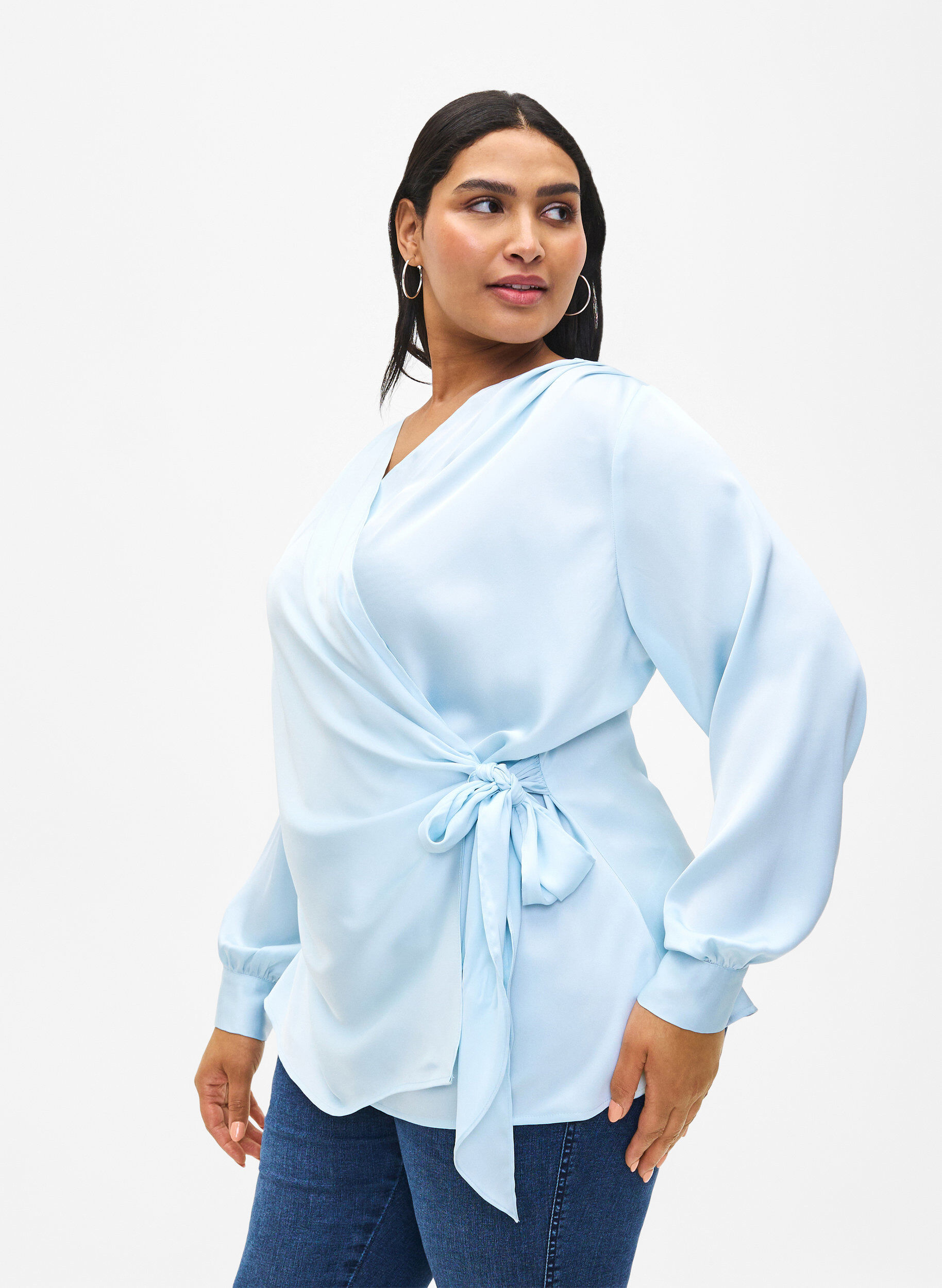 Zizzi  Partybluse aus Satin in Wickeloptik, Delicate Blue, Model image number 0
