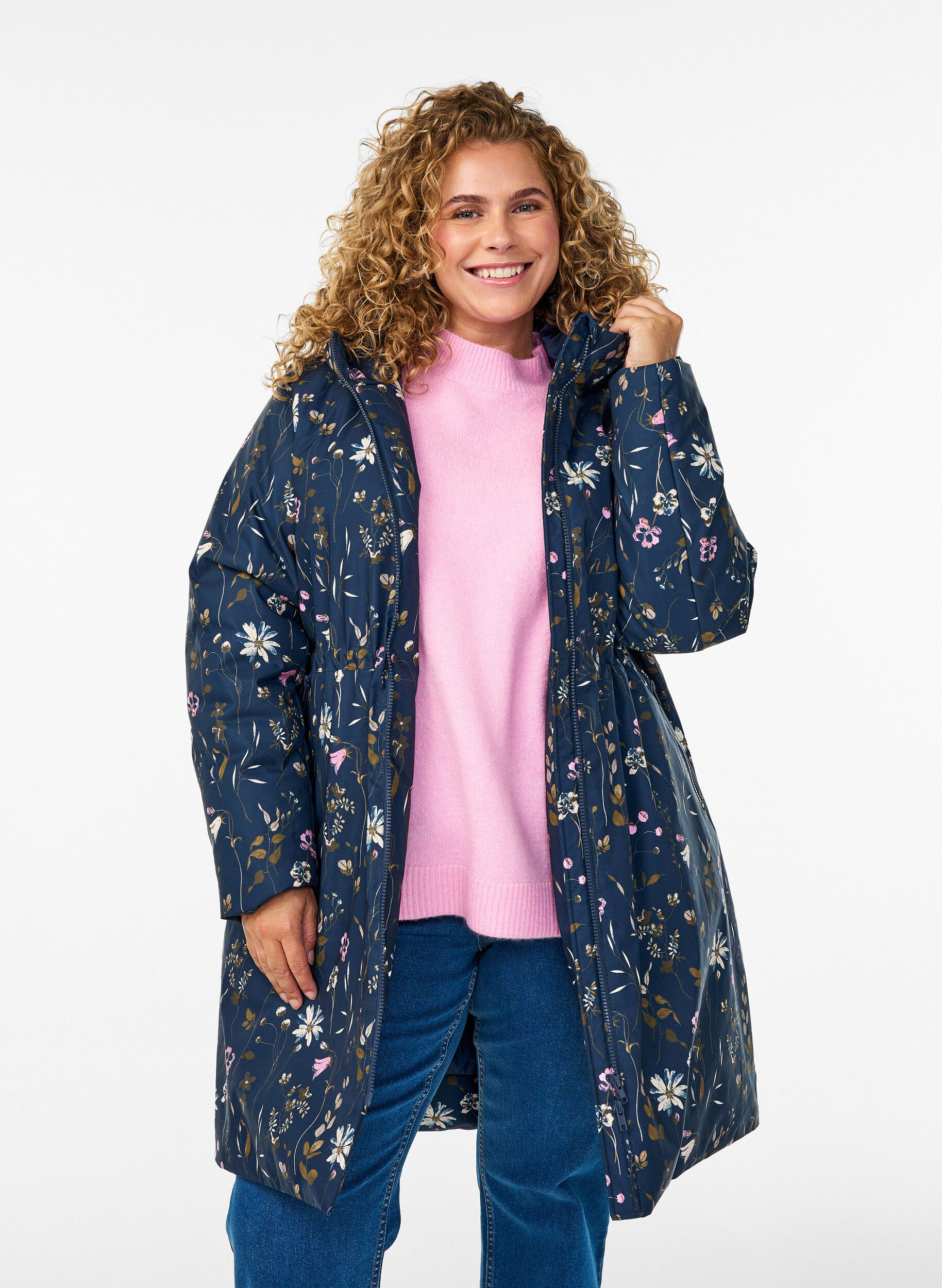 Zizzi Gepolsterte Winterjacke mit Blumenprint, Blau, Model image number 3