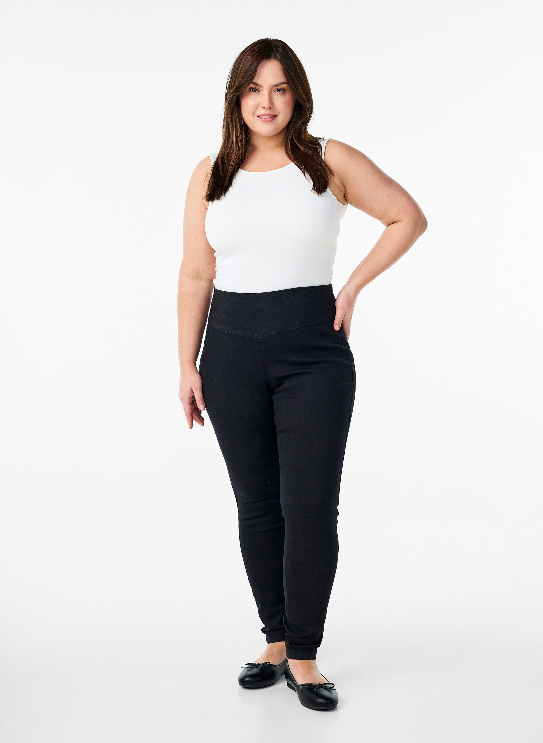 Elastische Jeggings mit hoher Taille, Schwarz, Model
