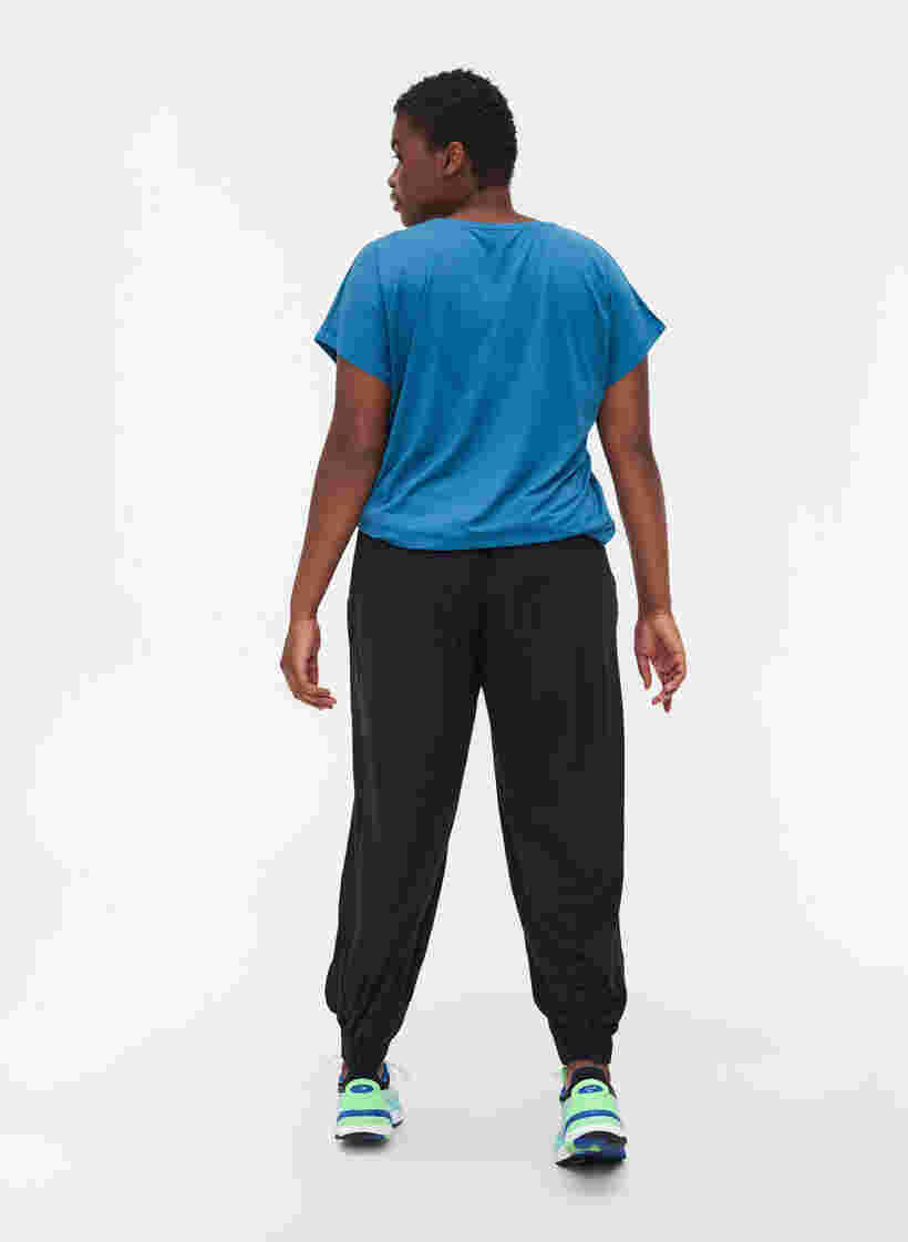 Lockere und dehnbare Trainingshose mit Taschen, Black, Model image number 1