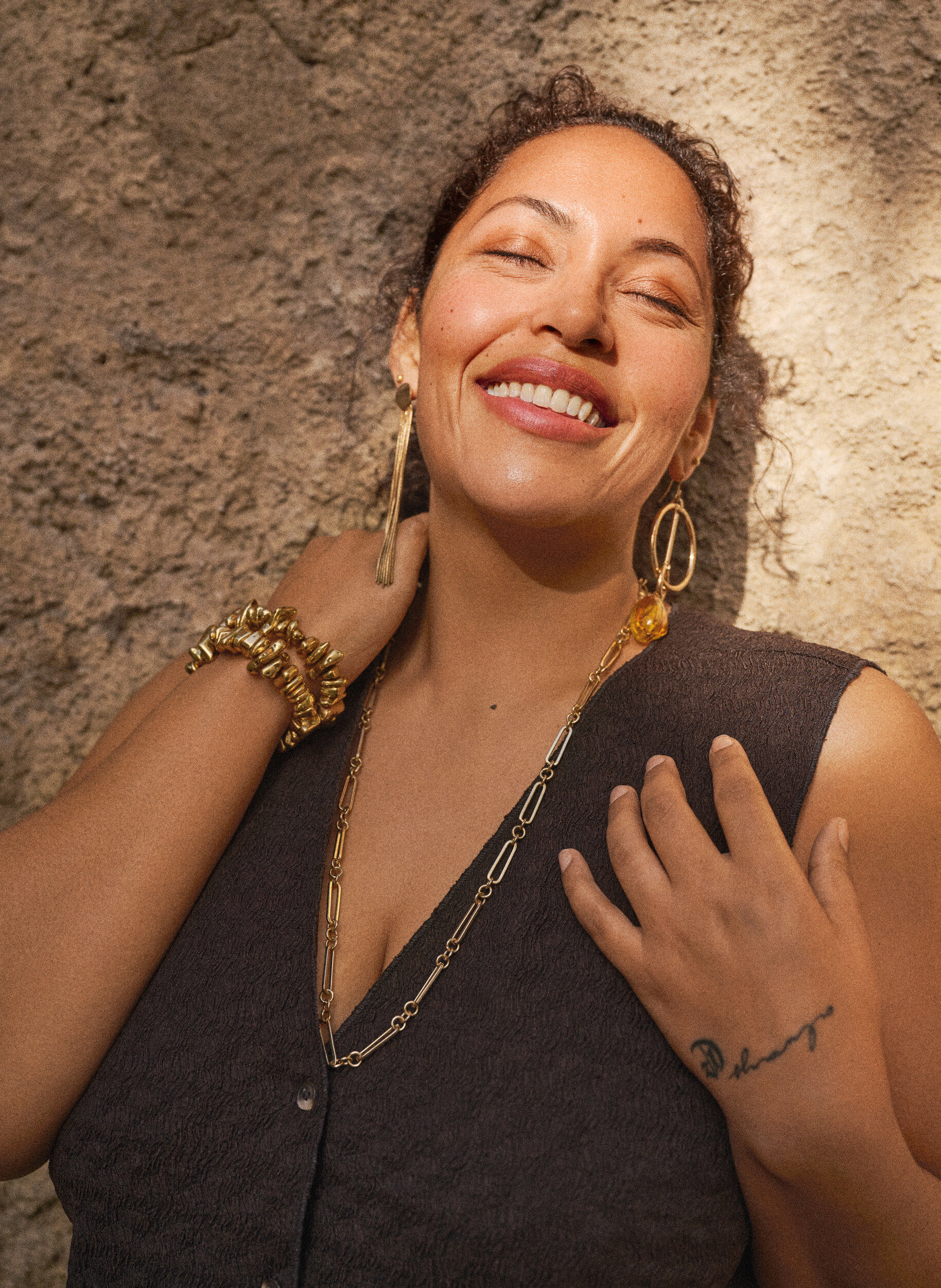 Zizzi &Auml;rmelloses Top mit welliger Struktur und Knopfverschluss, Braun, Image image number 0