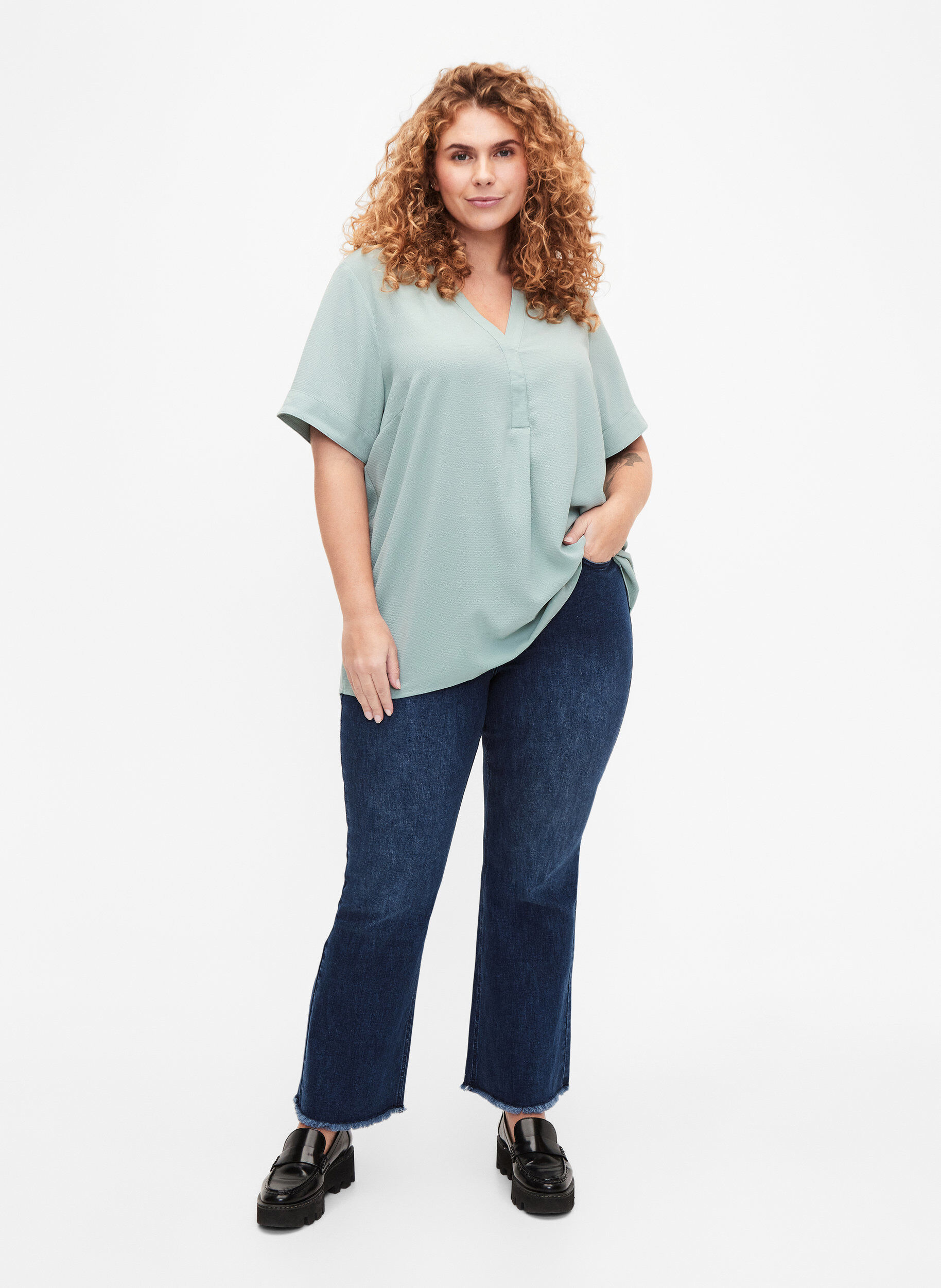 Zizzi Kurz&auml;rmelige Bluse mit V-Ausschnitt, Gr&uuml;n, Model image number 1