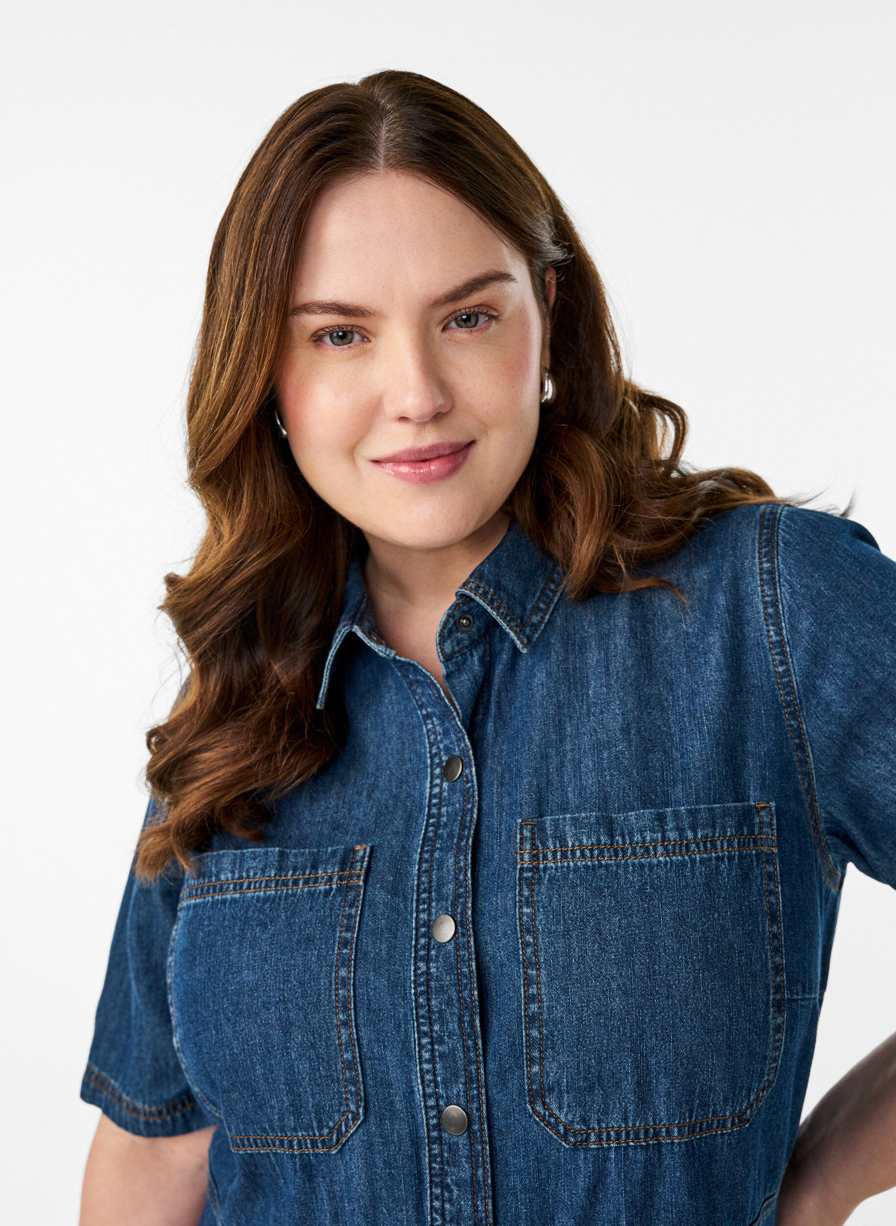 Zizzi Jeanshemdkleid mit kurzen &Auml;rmeln, Blau, Model image number 2