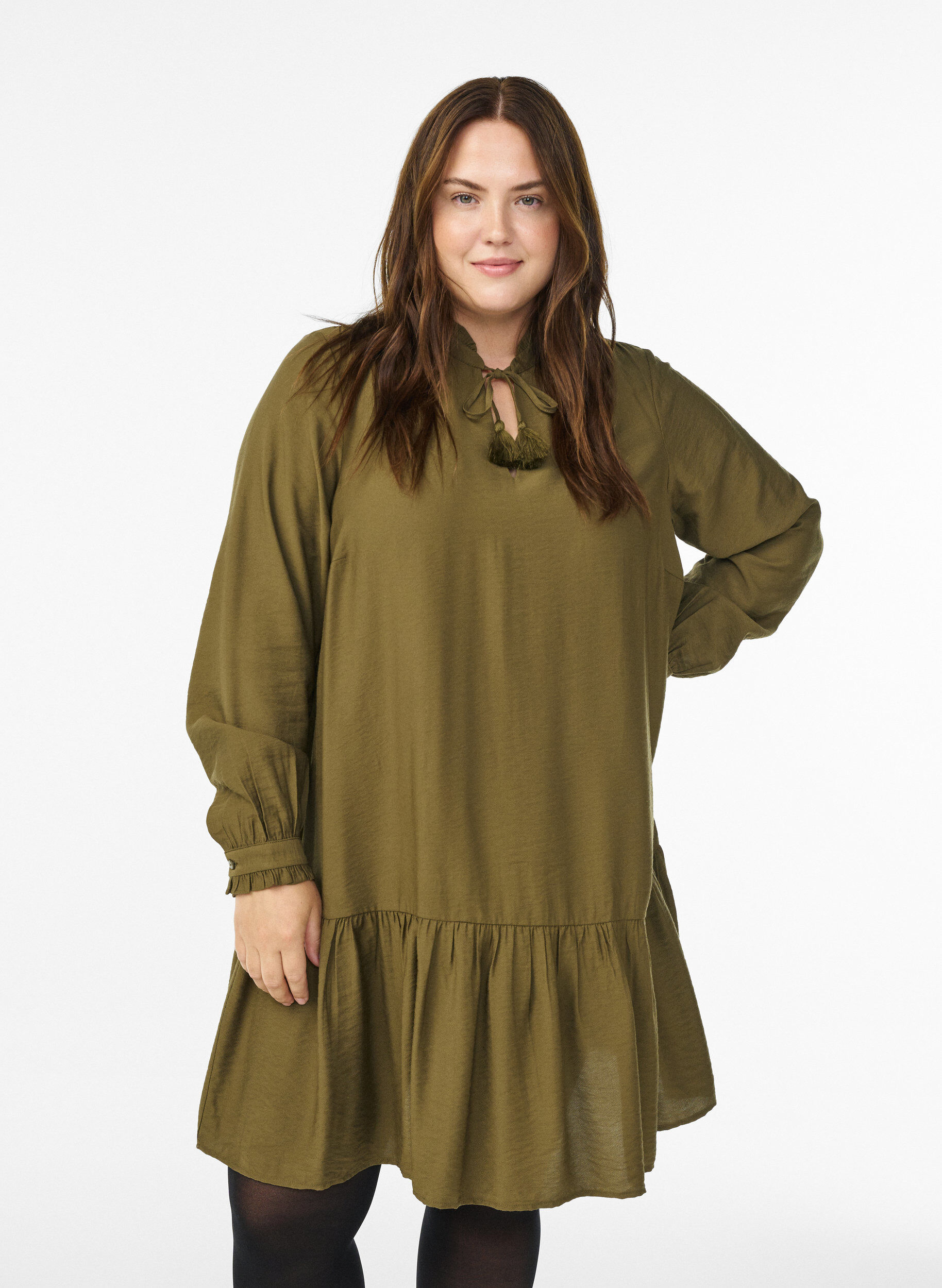 Kurzes A-Linien-Kleid mit R&uuml;schen., Gr&uuml;n, Model