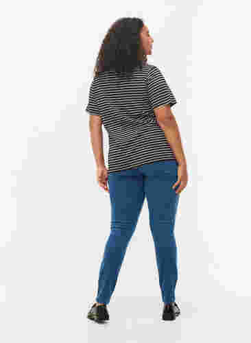 Hochtaillierte Super Slim Amy Jeans, Mid Blue, Model image number 1