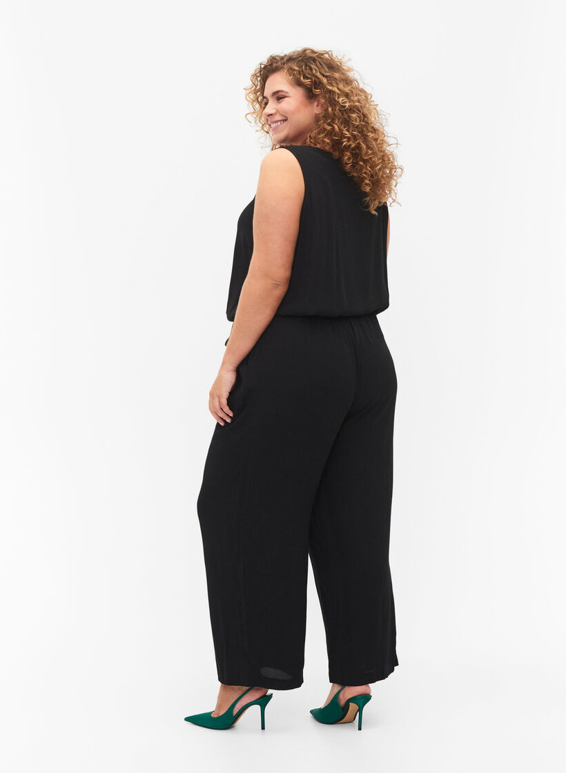 Ärmelloser Jumpsuit aus Viskose, Black, Model image number 1
