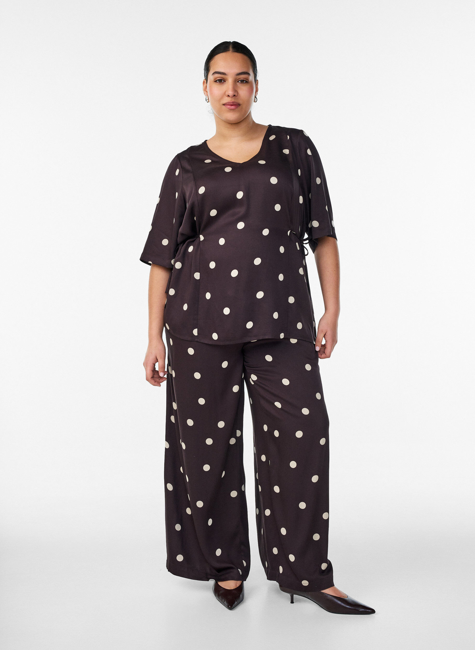 ZizziGepunktete Bluse aus Viskose mit V-Ausschnitt und Bindeband, Braun, Model image number 1