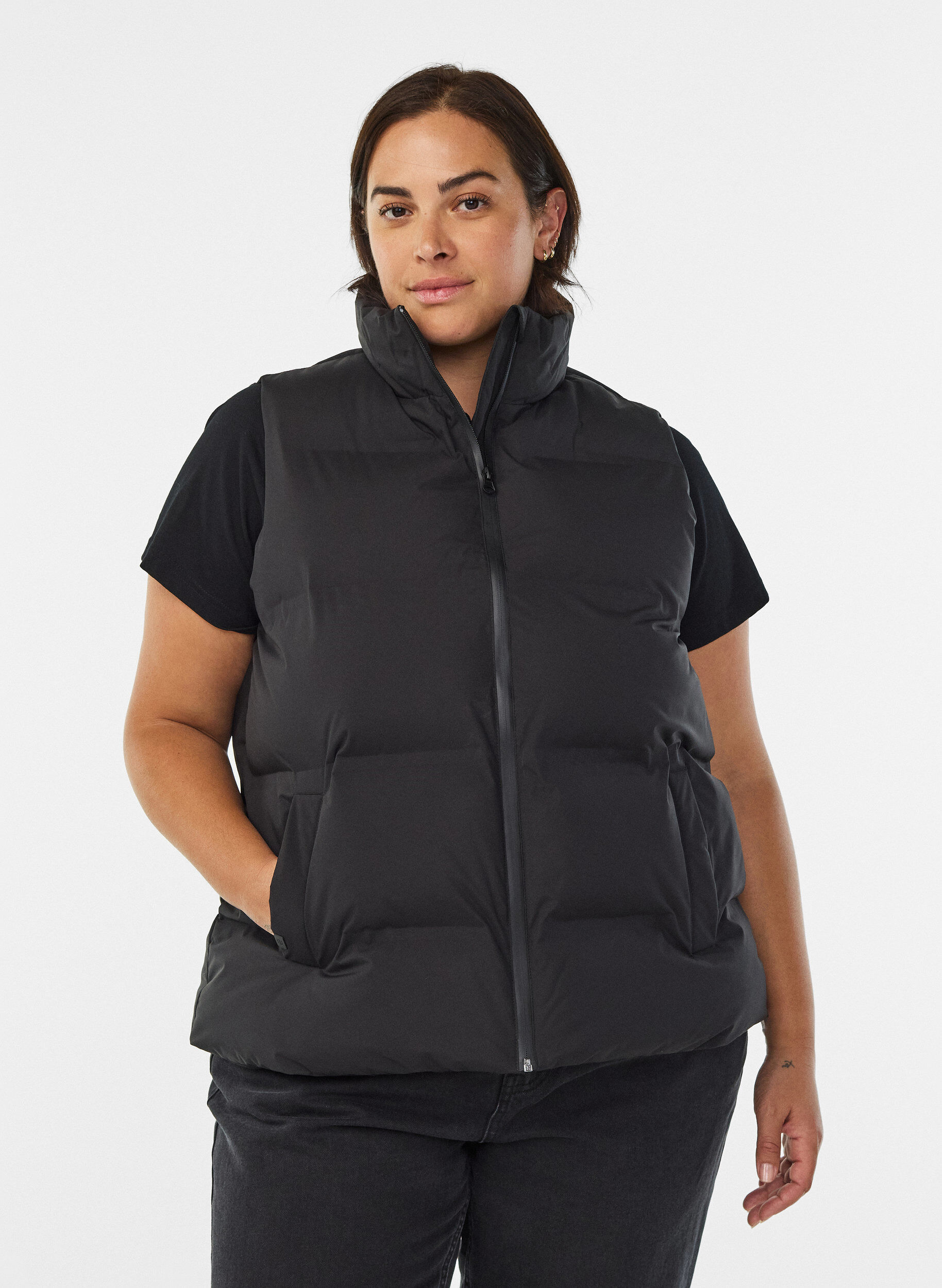 ZizziKurze Steppweste mit hohem Kragen, Schwarz, Model image number 0