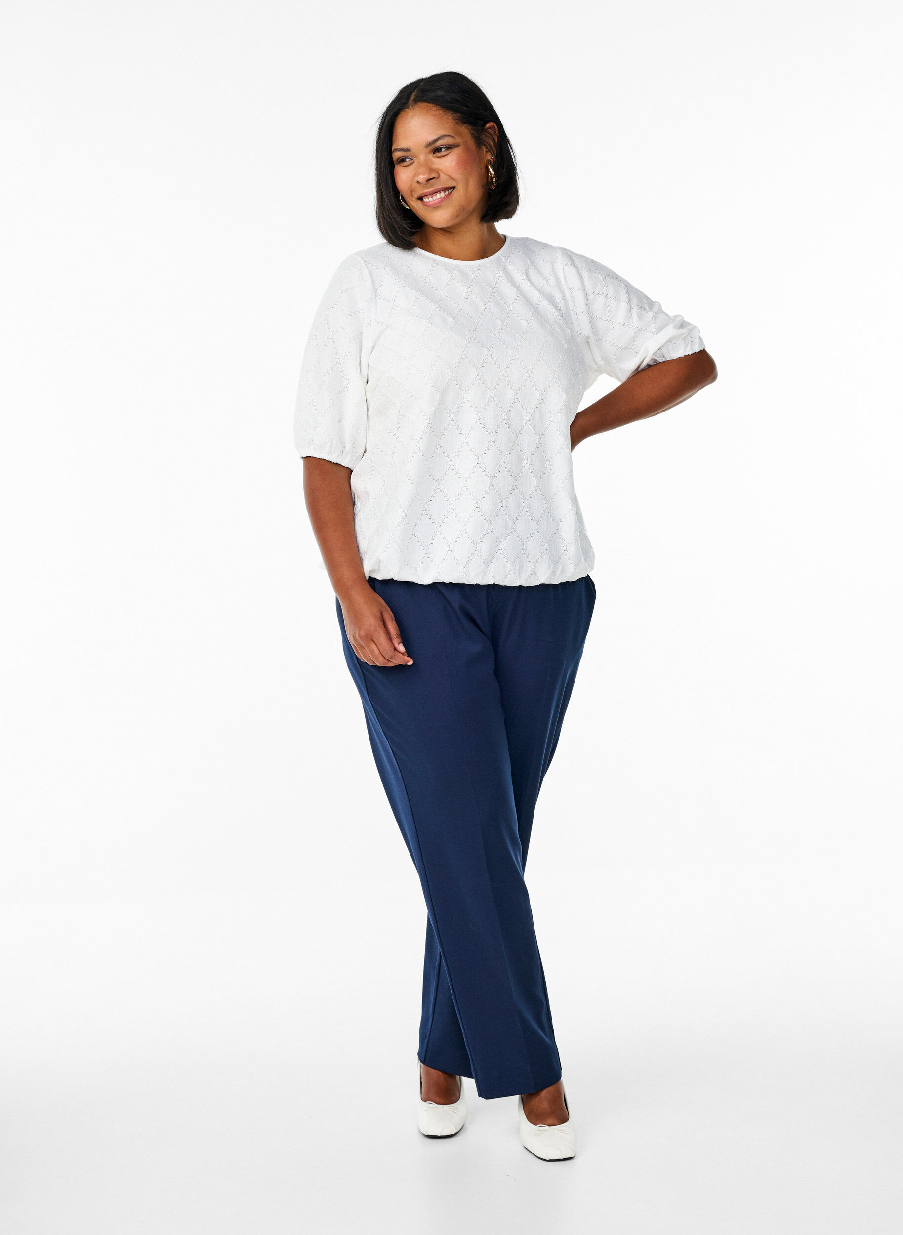 Zizzi Kurz&auml;rmelige Bluse mit strukturiertem Muster, Bright White, Model image number 2