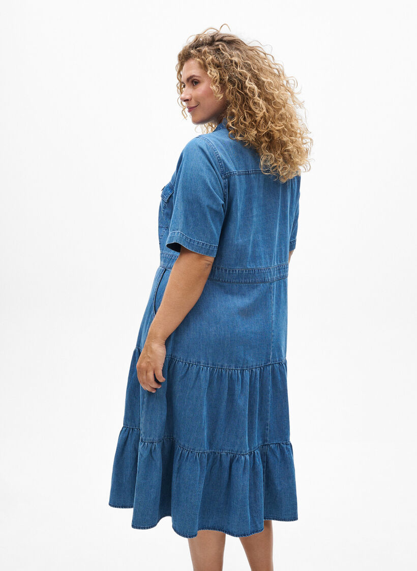 Jeanskleid in Midilänge mit Knöpfen und kurzen Ärmeln, Blau, Model