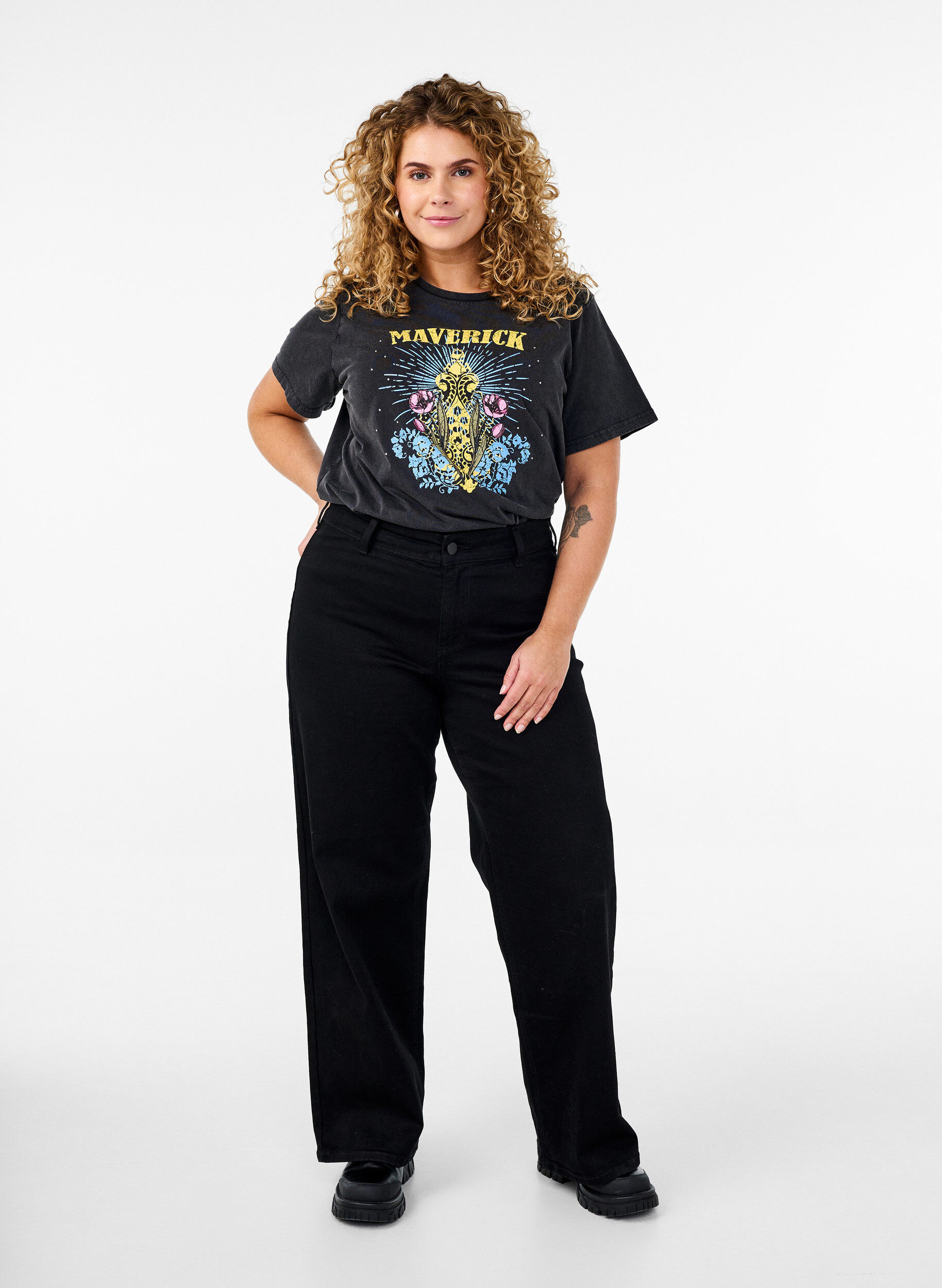 Zizzi T-Shirt aus Bio-Baumwolle mit Grafikprint, Grau, Model image number 1