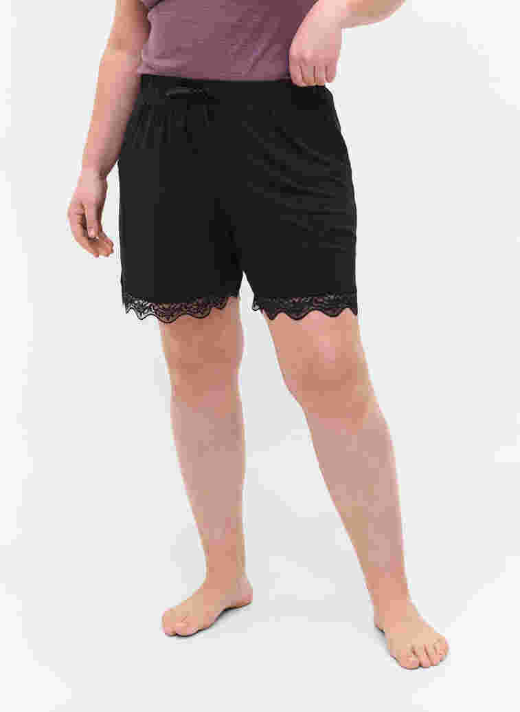Kurze Schlafanzughose aus Viskose mit Spitzendetails, Black, Model image number 1