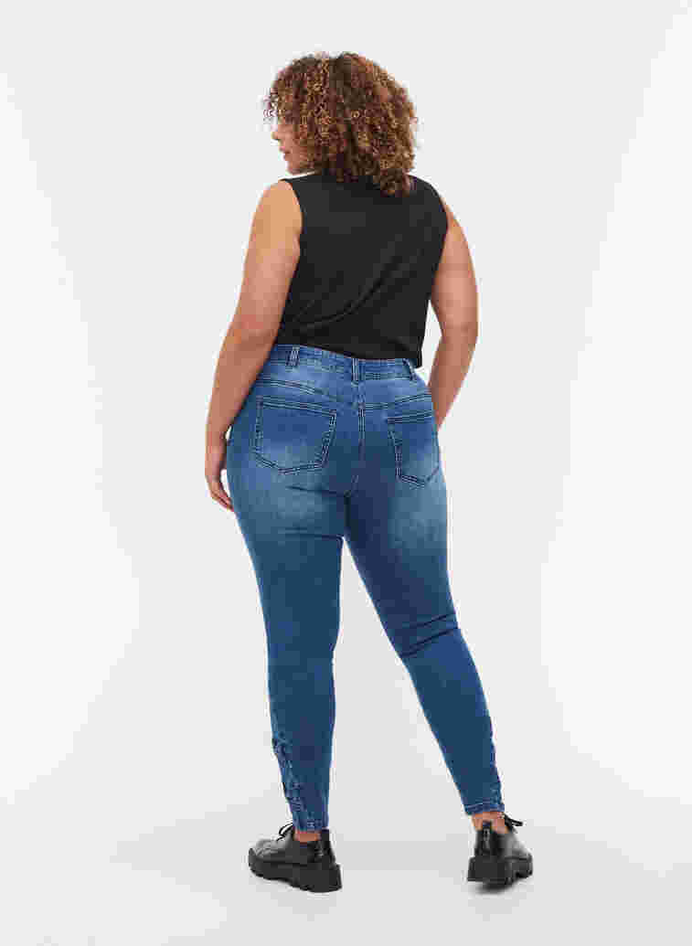 Super Slim Amy Jeans mit Schleife, Dark blue, Model image number 1
