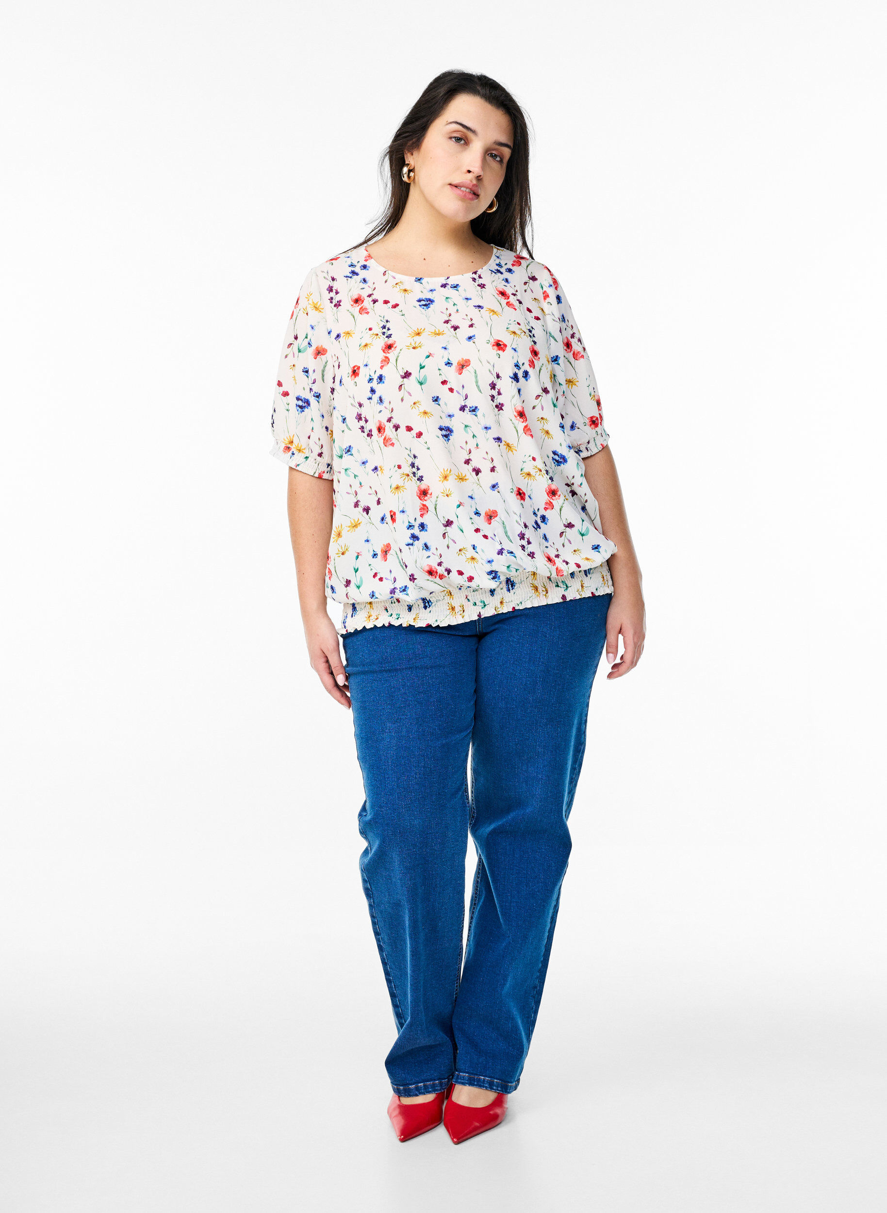 Zizzi Gebl&uuml;mte Bluse mit Smokstich, Blau, Model image number 1