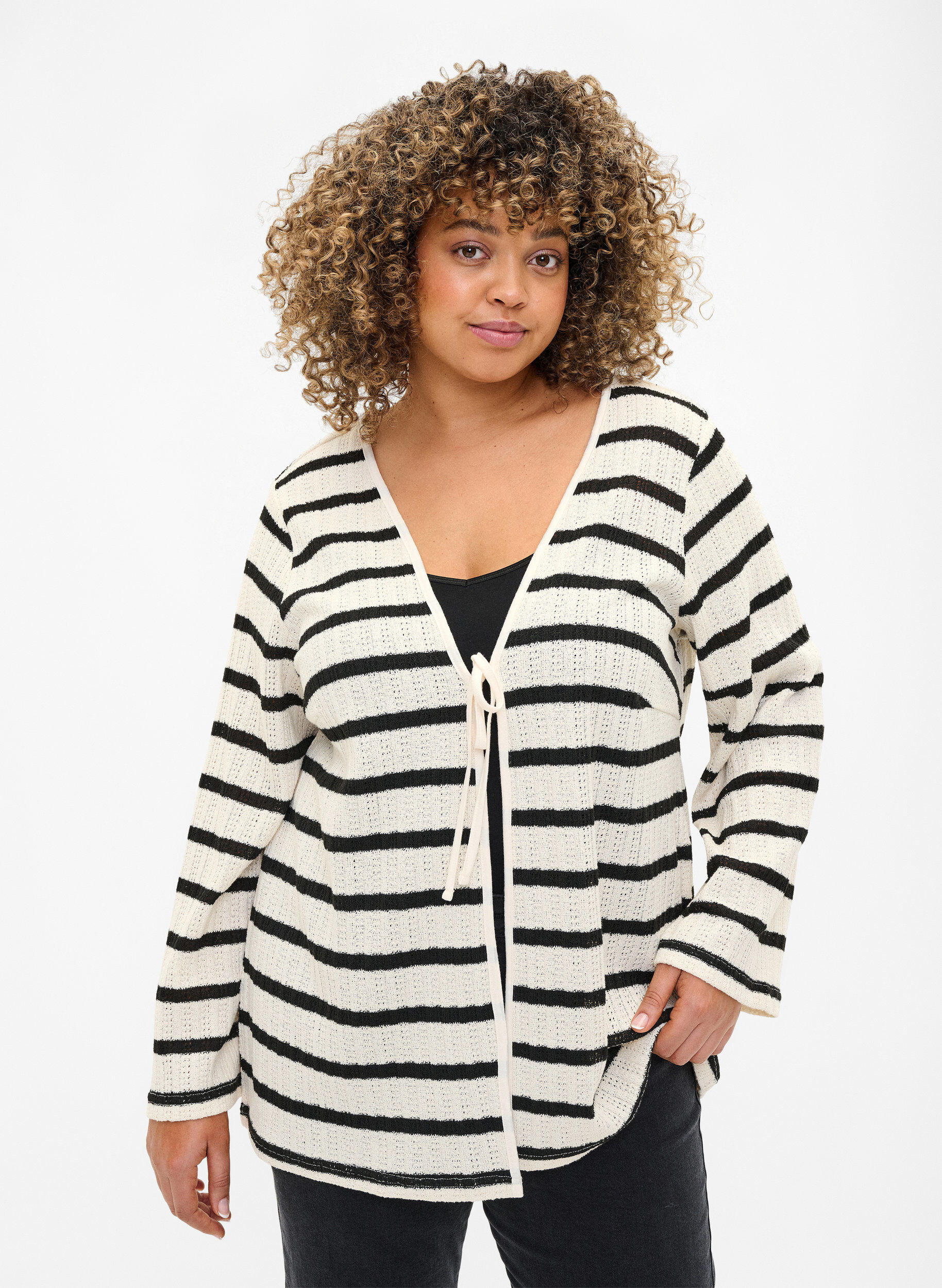 Zizzi Gestreifte Strickjacke mit Bindeband, Sand Black Stripe, Model image number 0