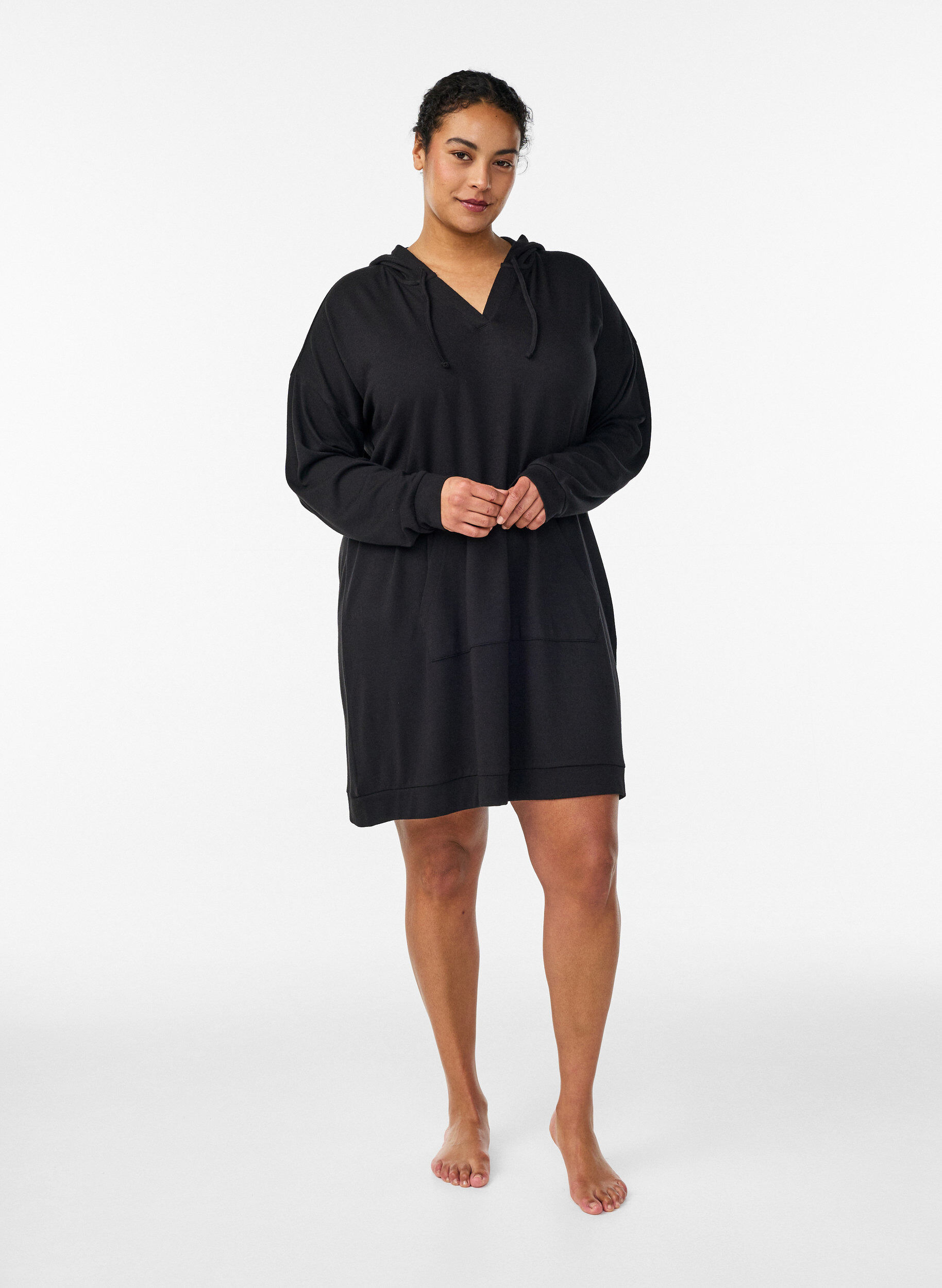 Zizzi Kurzes Hoodie-Kleid mit K&auml;ngurutasche, Schwarz, Model image number 1