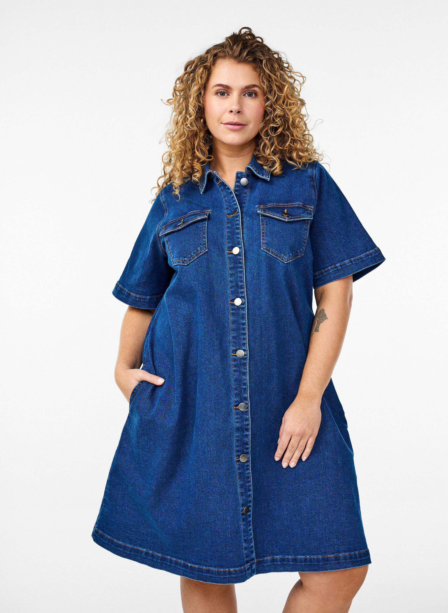 Jeanskleid mit Kn&ouml;pfen und kurzen &Auml;rmeln, Blau, Model