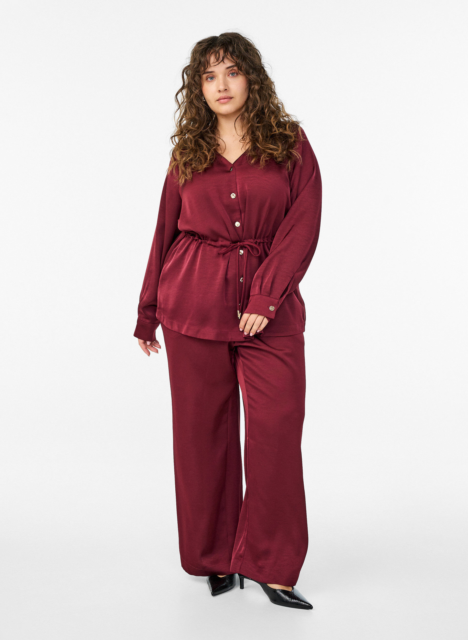 Zizzi Partybluse in Satinoptik mit Kn&ouml;pfen und verstellbarer Taille, Dunkles Bordeaux, Model image number 1