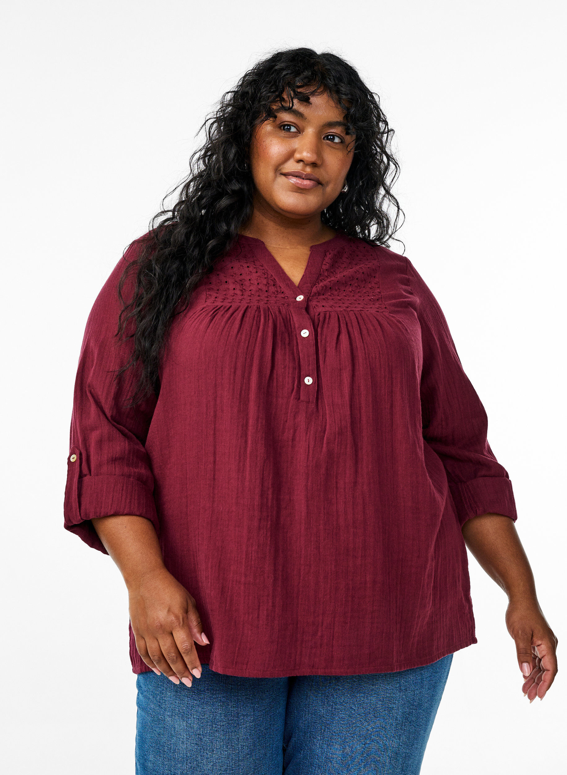 Bluse aus Baumwollmusselin mit Lochstickerei, Dunkles Bordeaux, Model