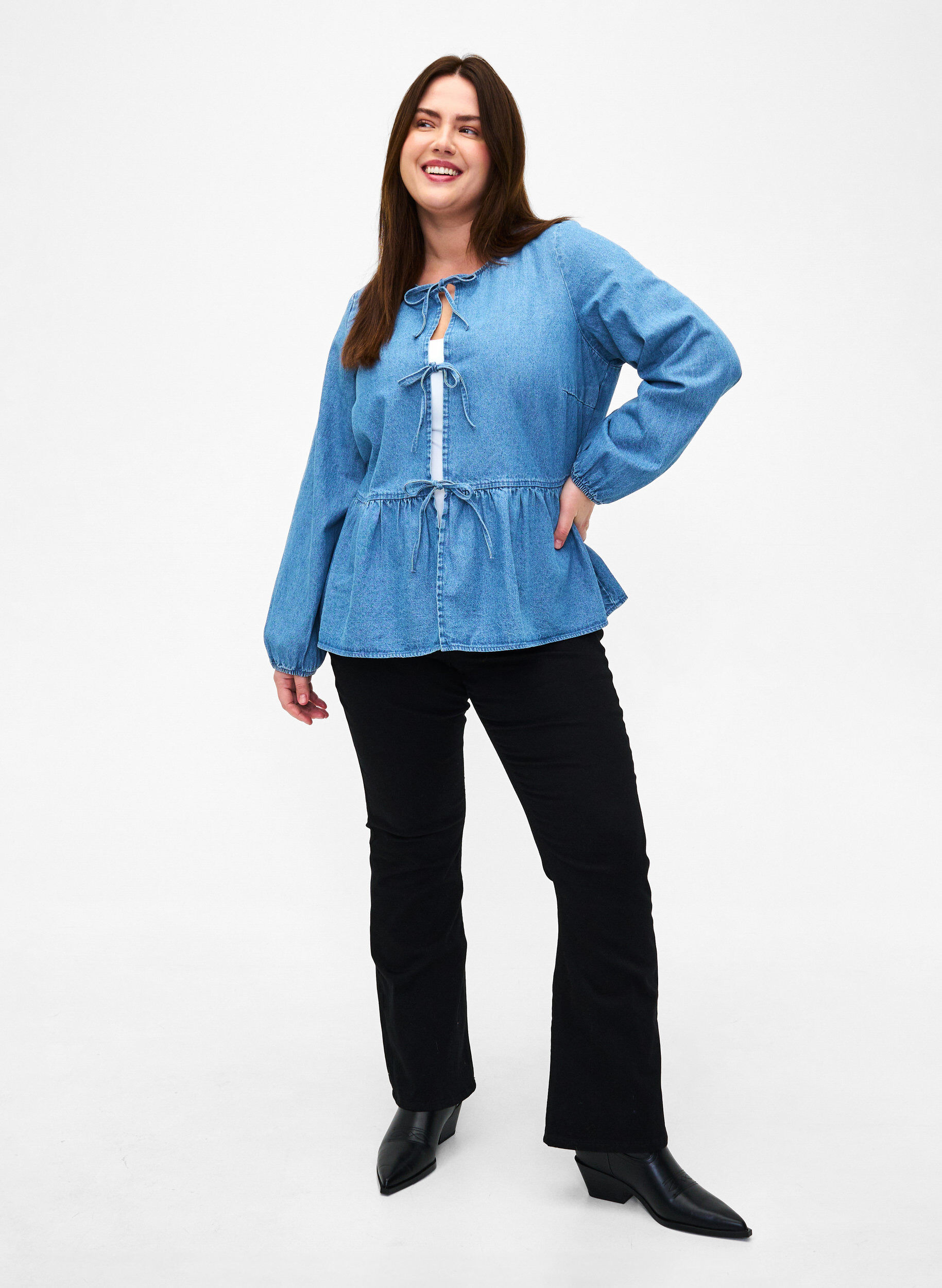 Zizzi Bluse aus Denim mit Sch&ouml;&szlig;chen und Bindeverschluss, Light Blue Denim, Model image number 2